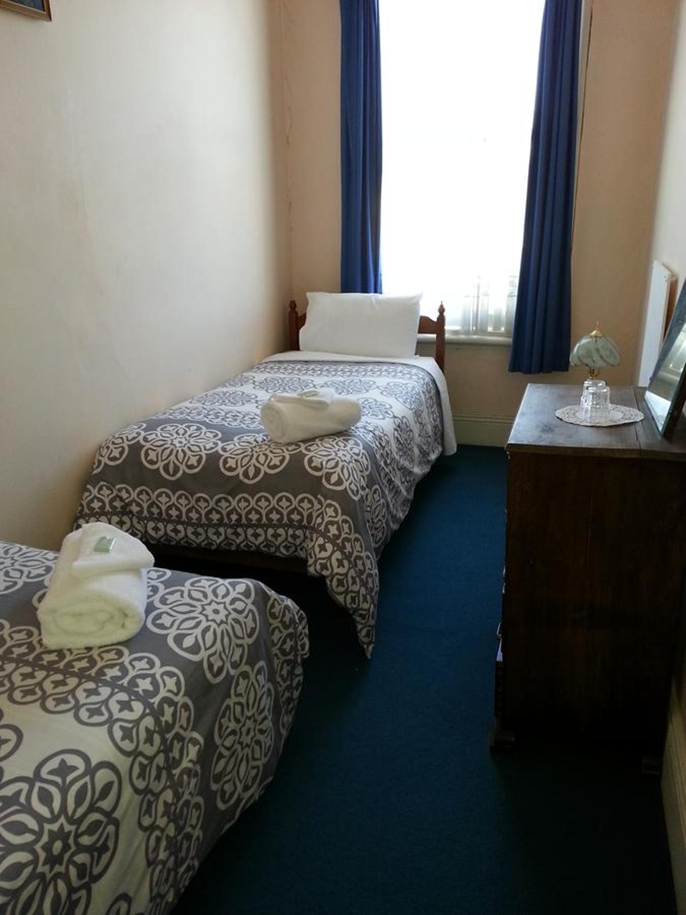 Economy Twin Room - Photo 1