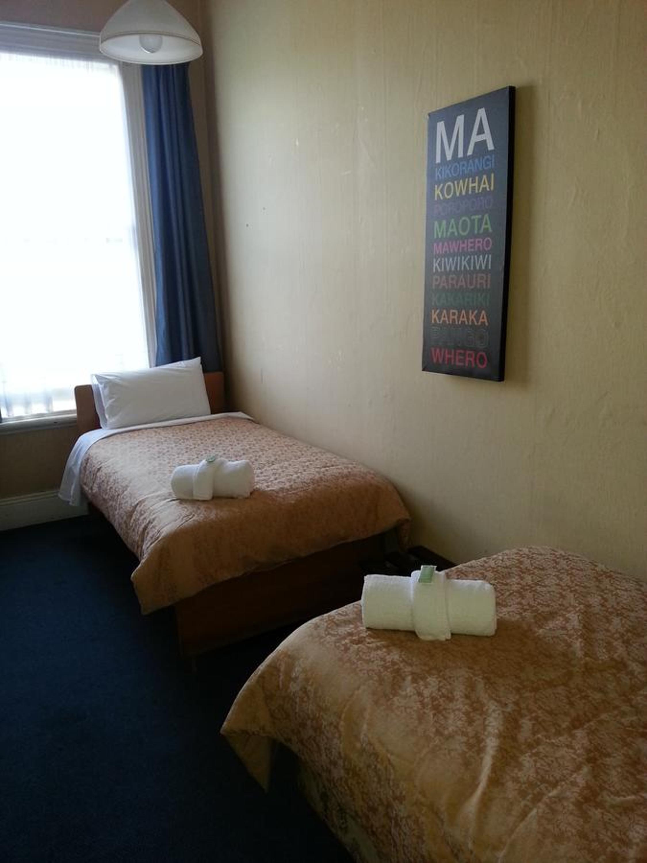 Economy Twin Room - Photo 3
