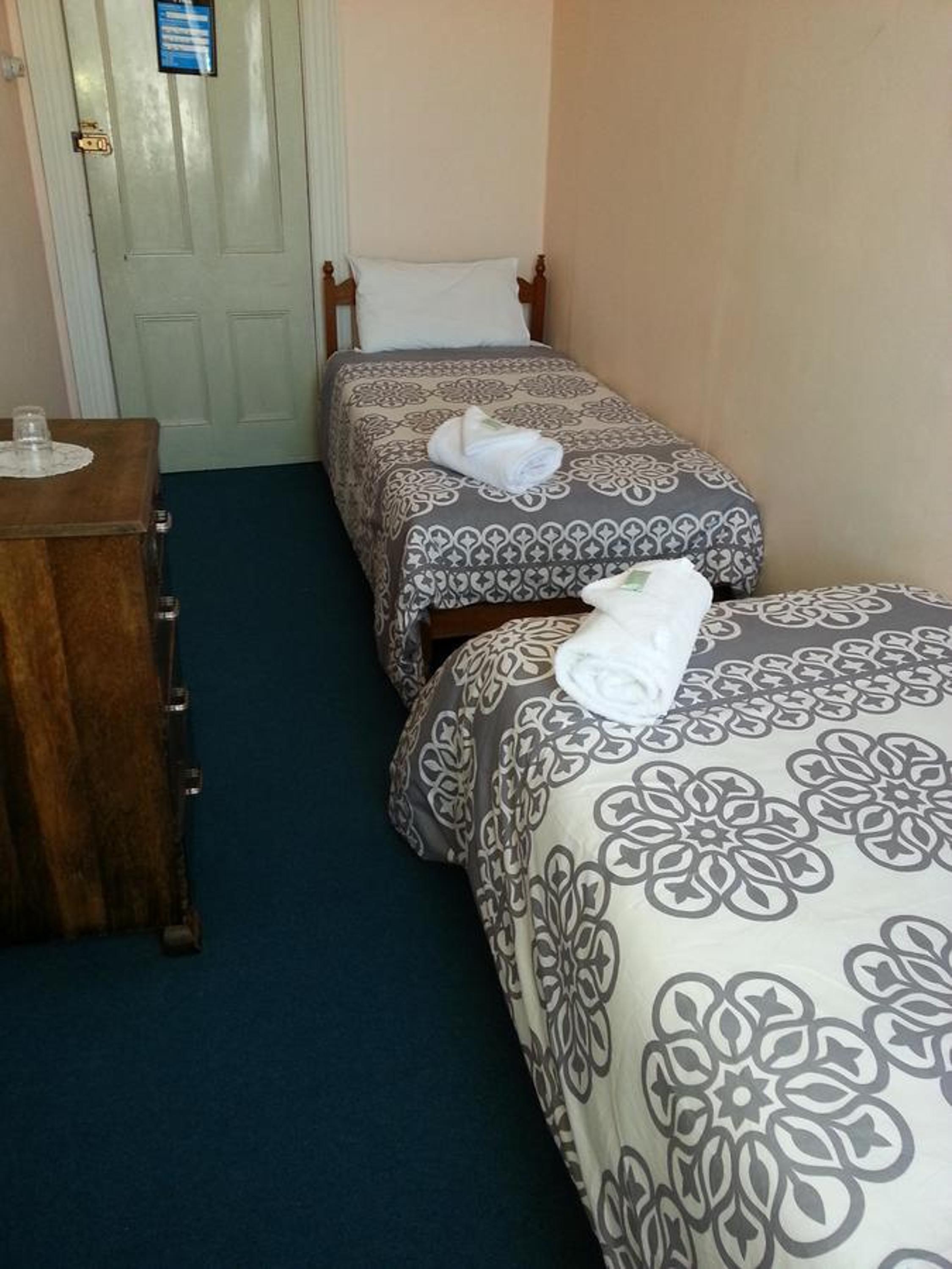 Economy Twin Room - Photo 2
