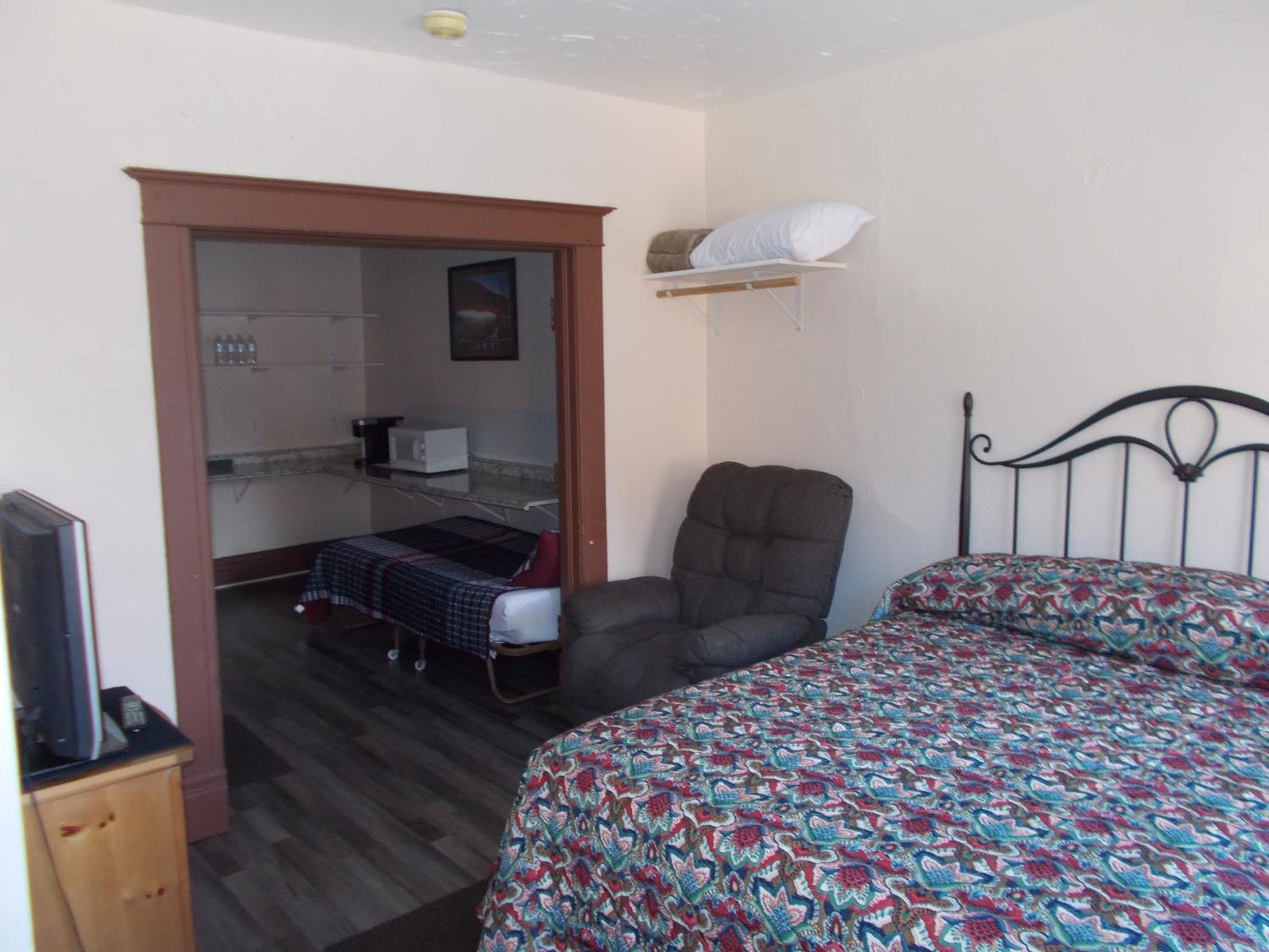 Deluxe Queen Suite