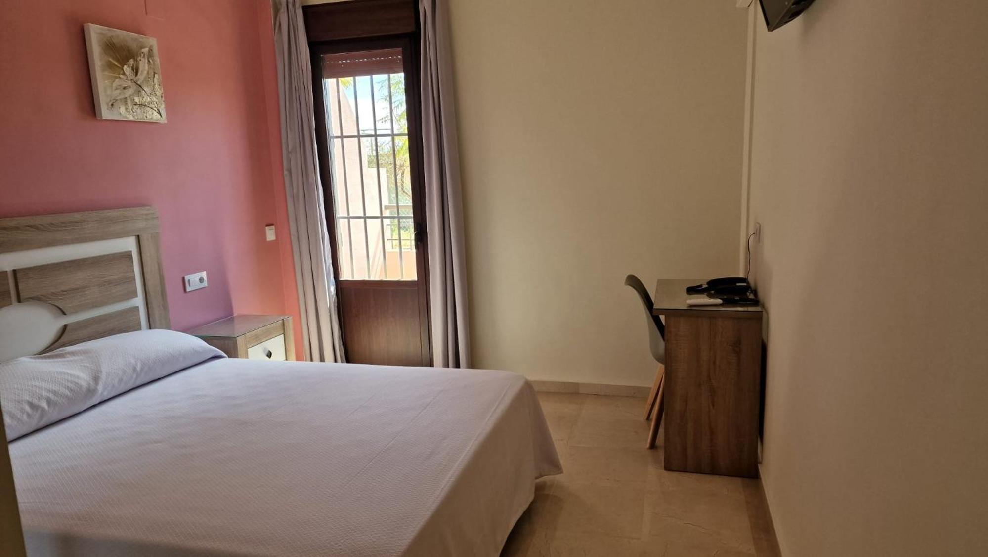 Double or Twin Room with Private Bathroom photo 3