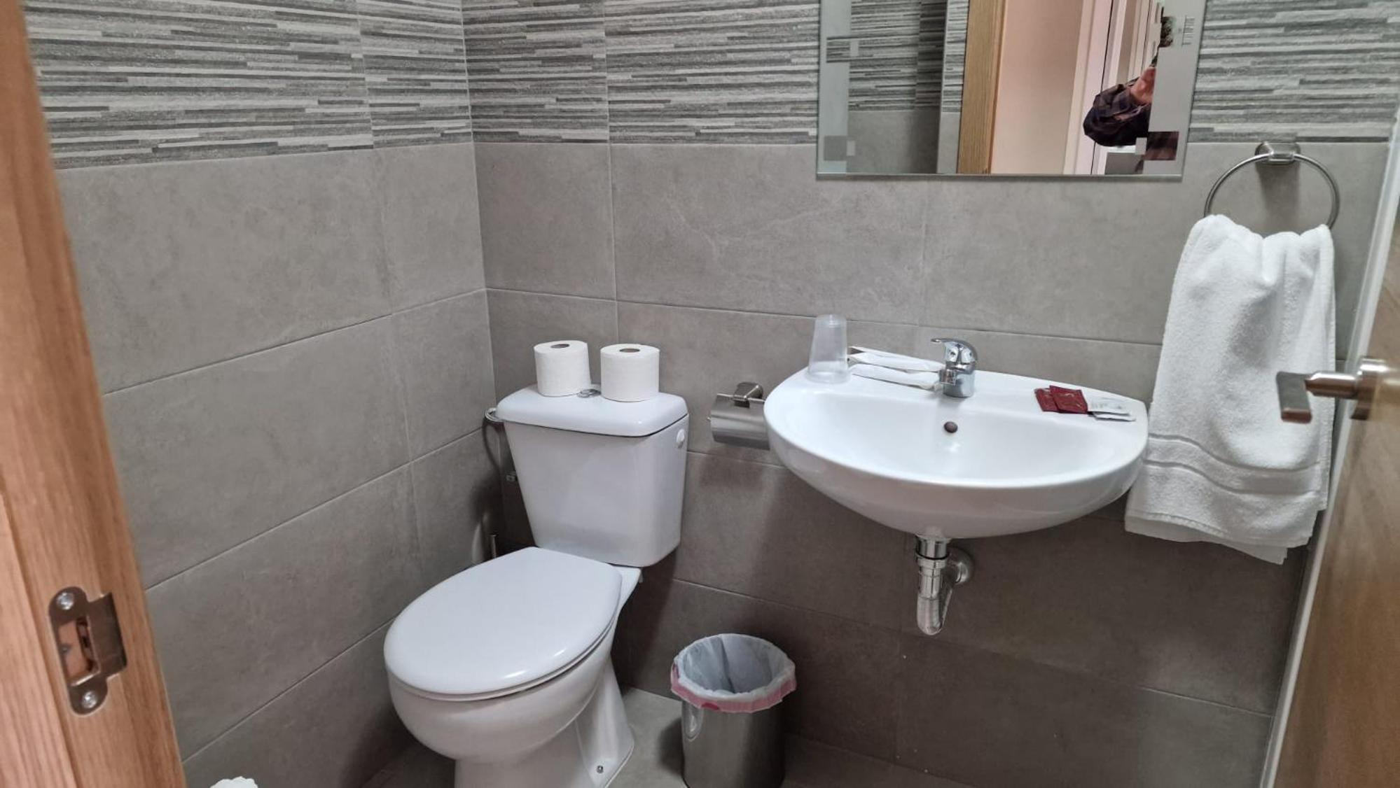 Double or Twin Room with Private Bathroom photo 2
