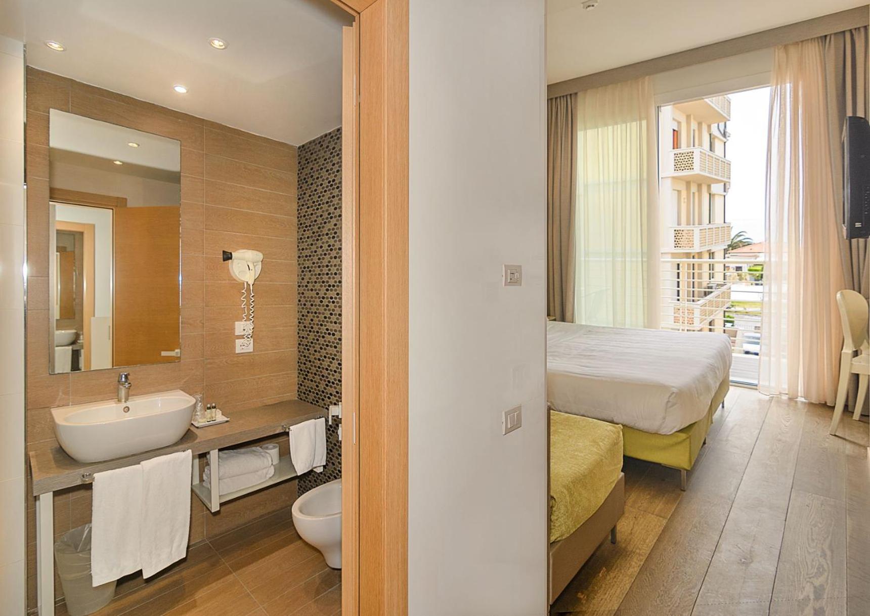 Superior Double or Twin Room with Sea View photo 1