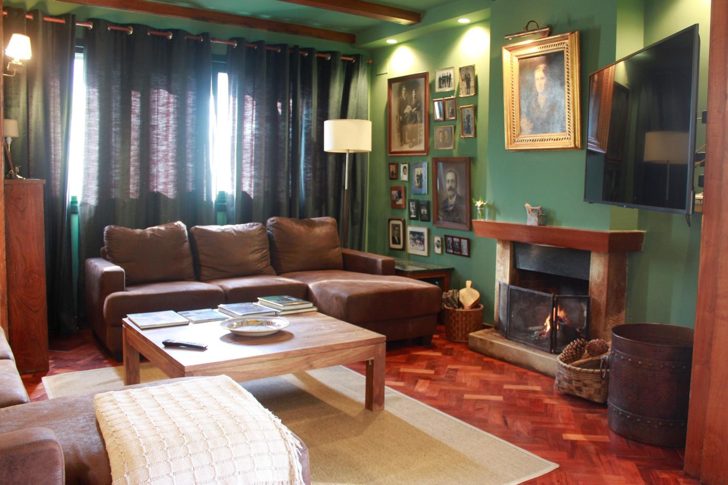 Five-Bedroom House photo 3