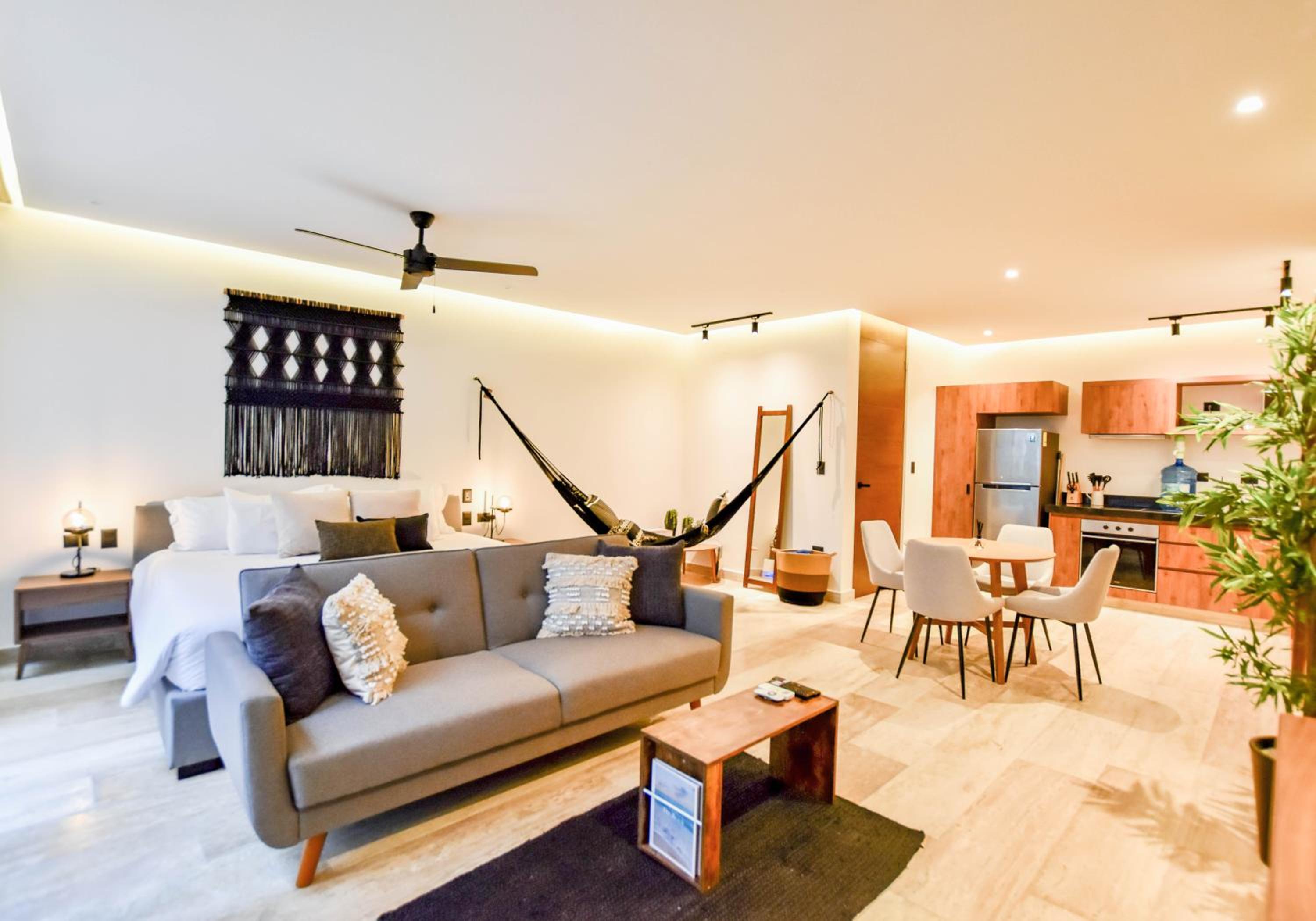 King Studio with Sofa Bed - Photo 8
