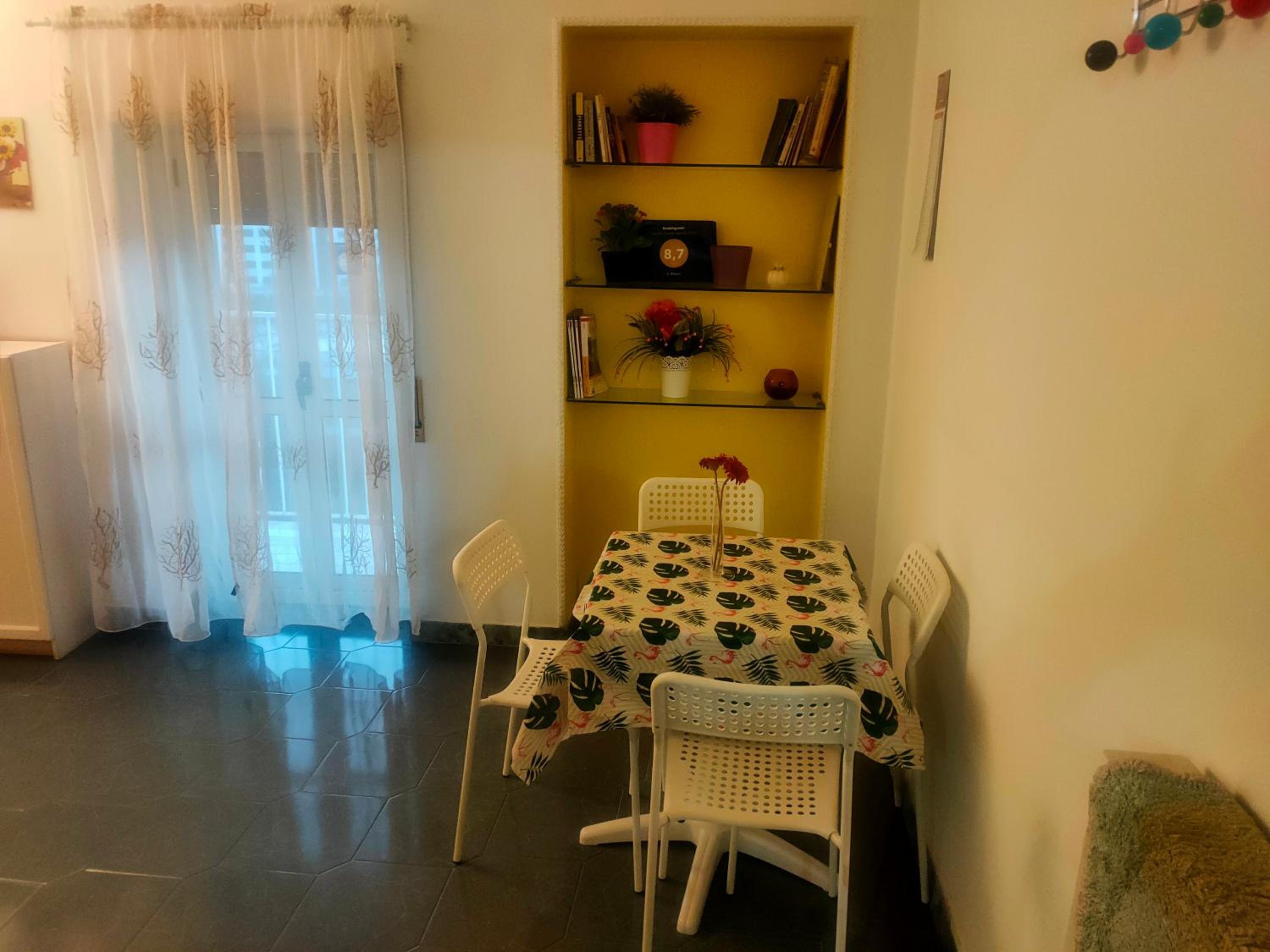 Family Room with Private Bathroom - Photo 2