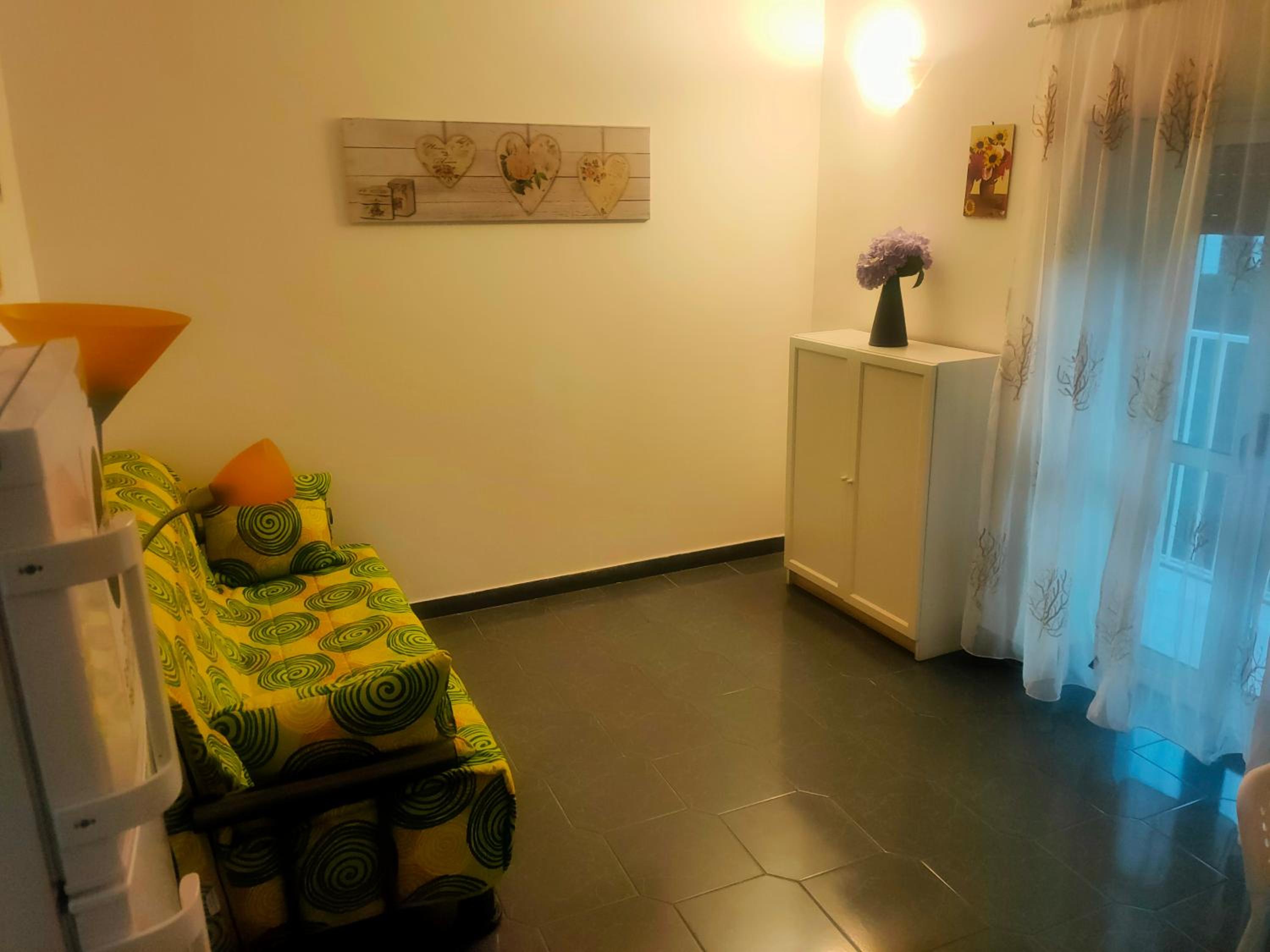 Family Room with Private Bathroom - Photo 3