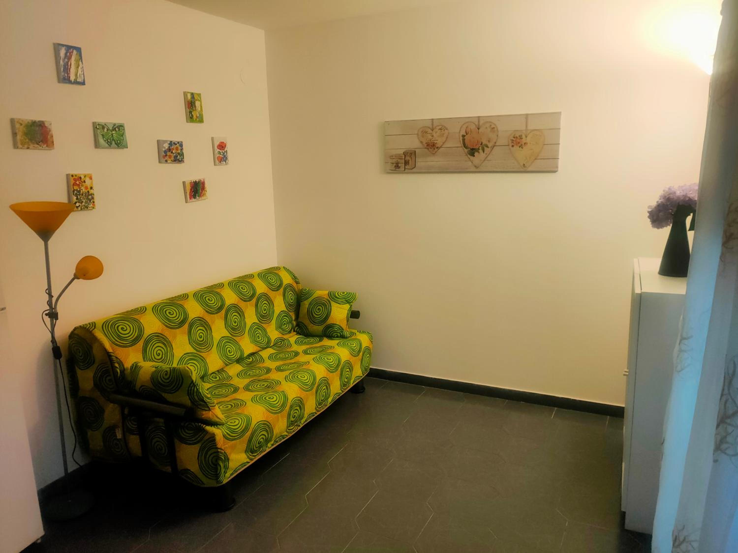 Family Room with Private Bathroom - Photo 4