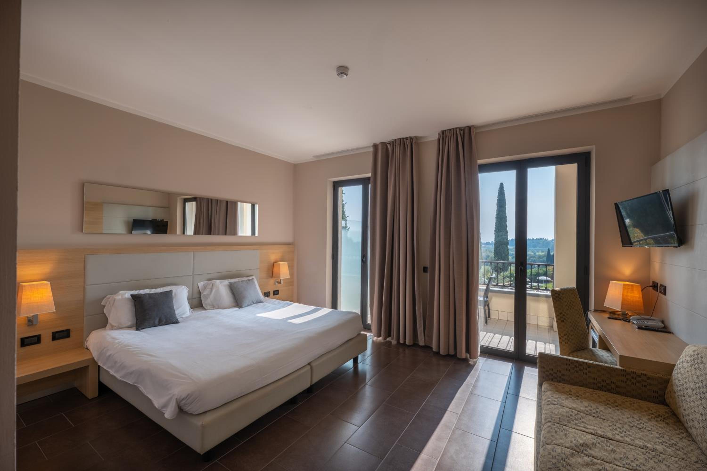 Prestige Quadruple Room with Lake View and Balcony photo 3