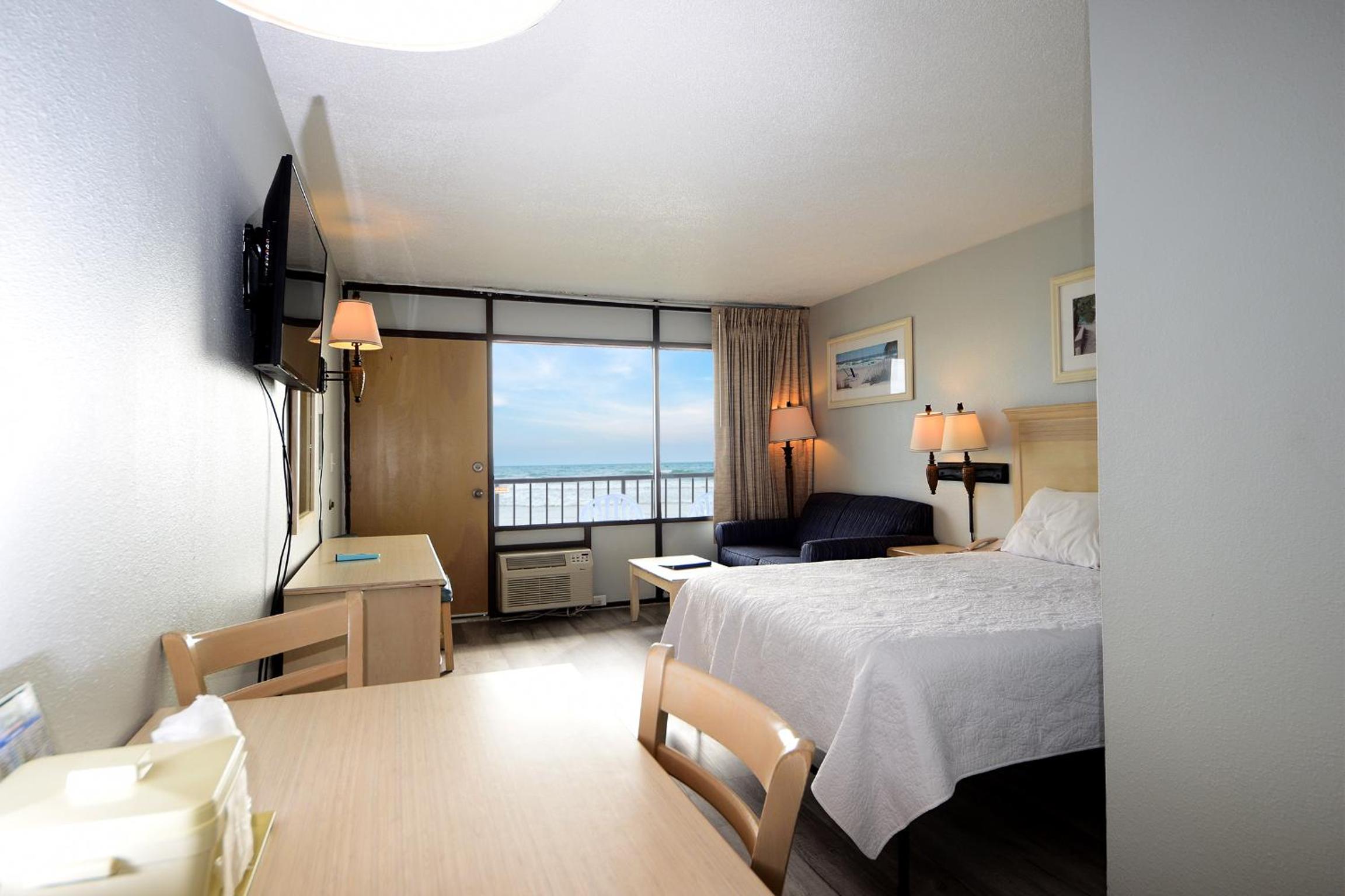 1 Bedroom Oceanfront (Non-Efficiency) with 1 Queen Bed and 1 Sleeper Sofa (Twin) – C1N
