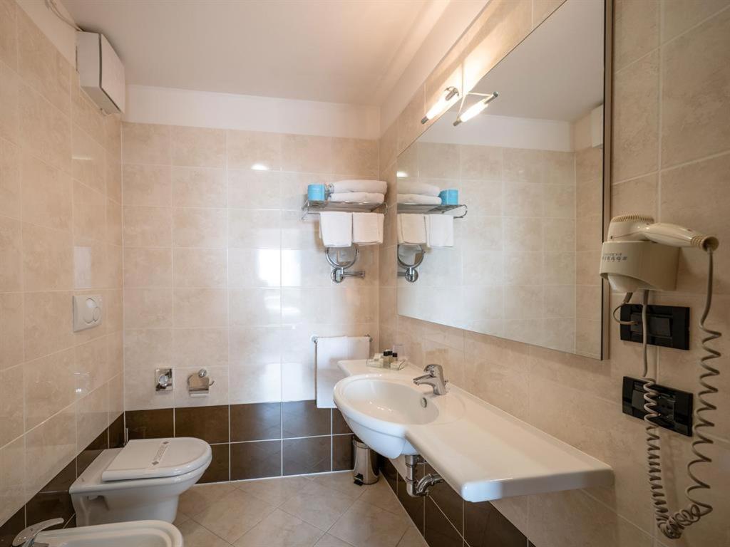 Prestige Quadruple Room with Lake View and Balcony photo 2