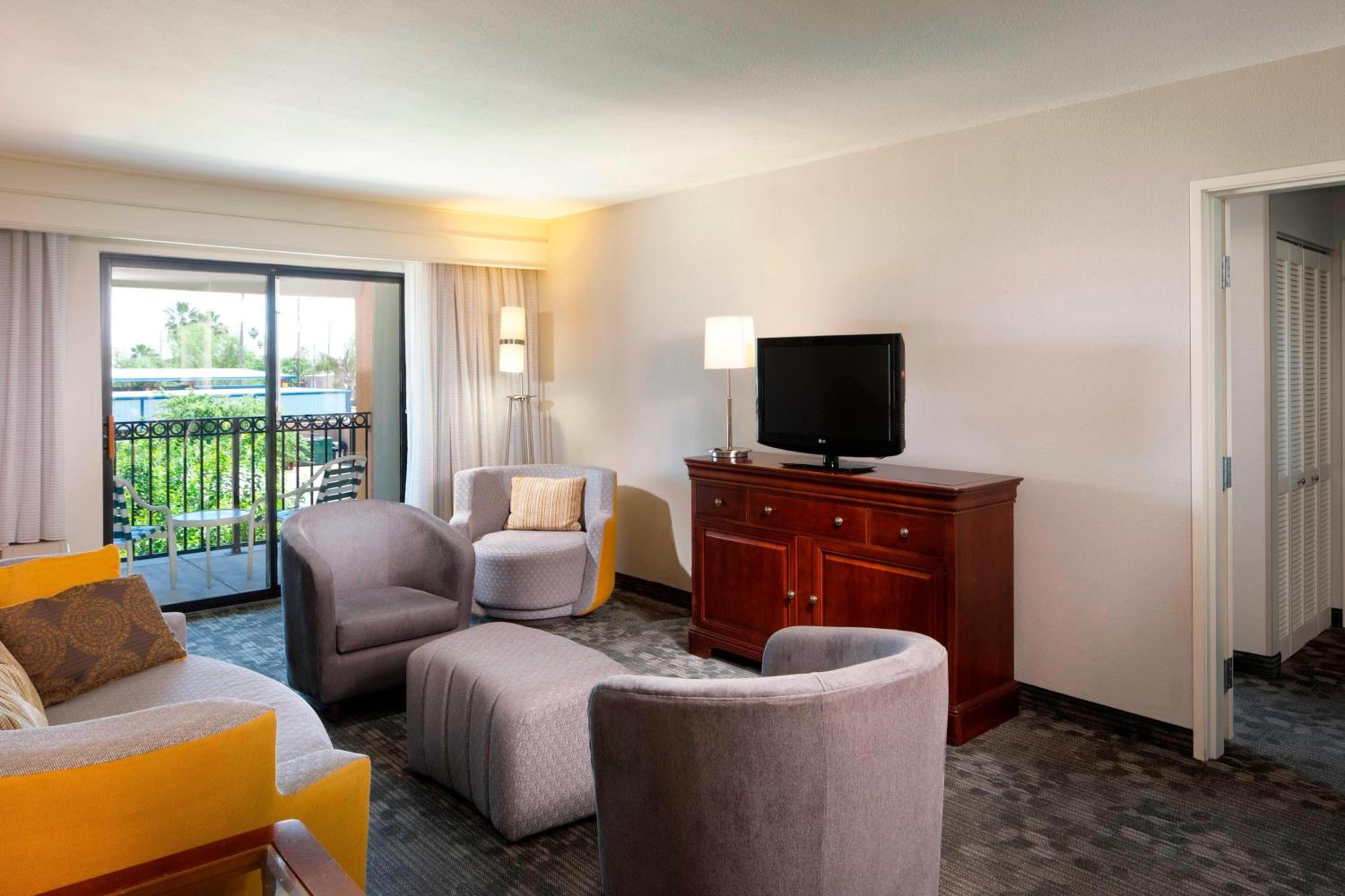 One-Bedroom King Suite with Courtyard View photo 1