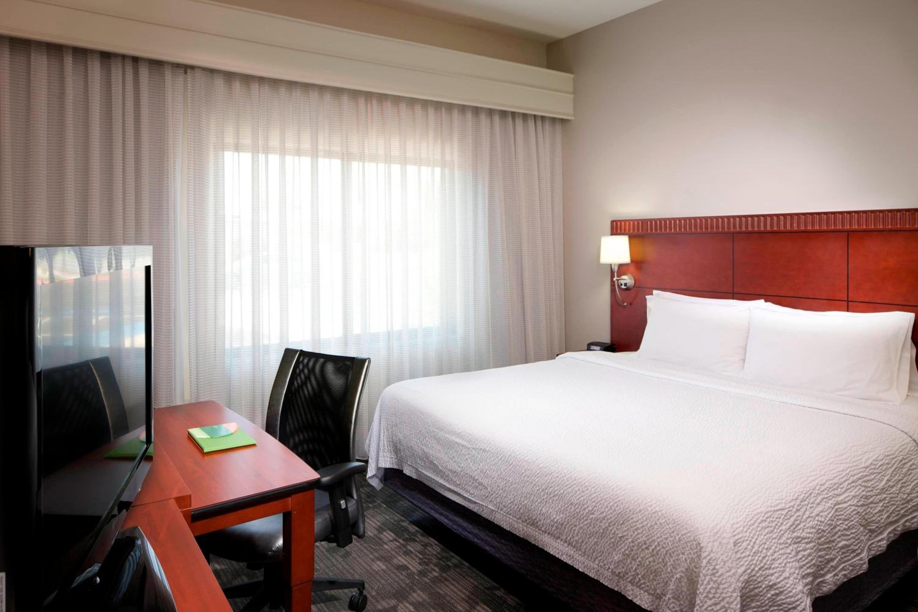 One-Bedroom King Suite with Courtyard View photo 2