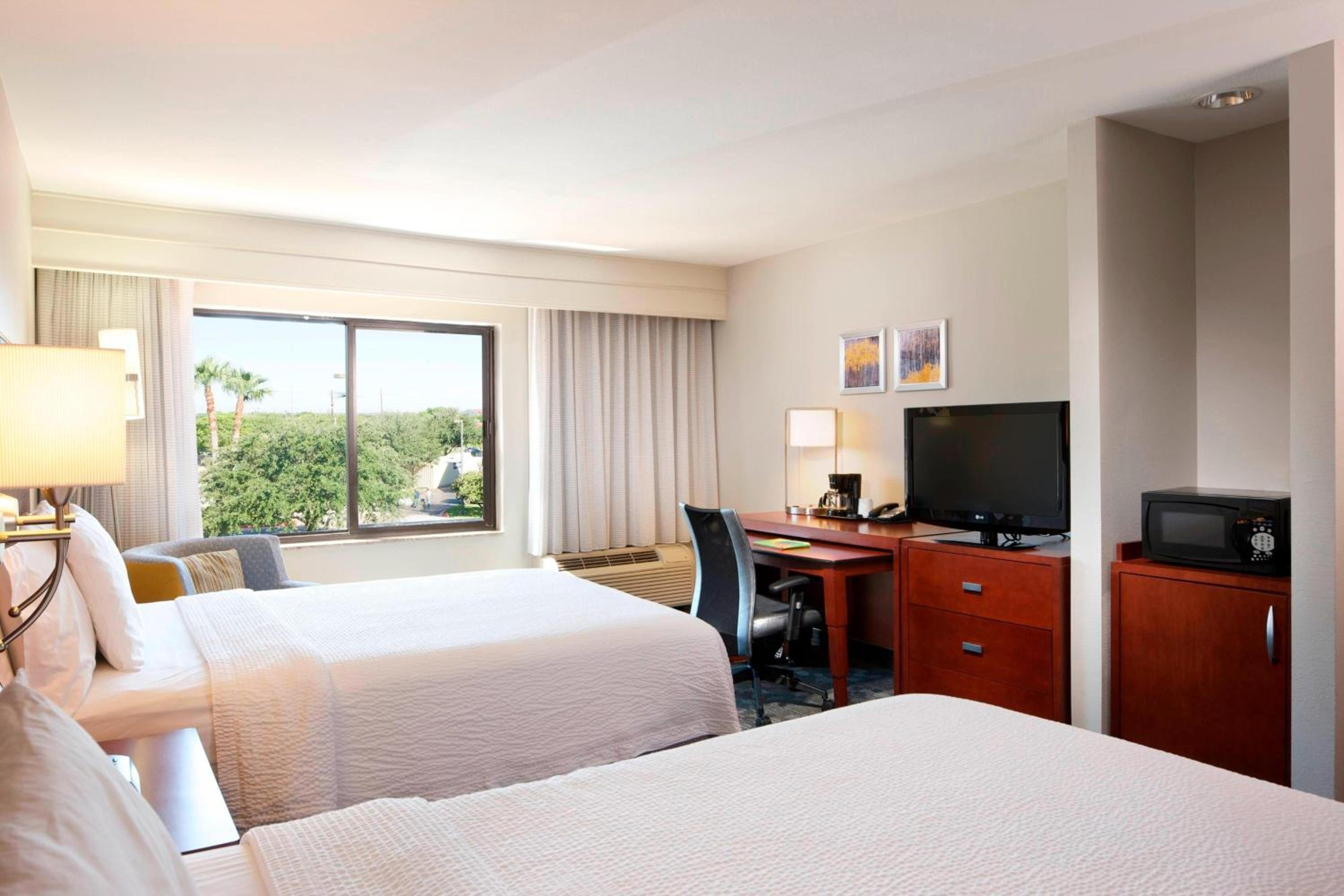 Queen Room with Two Queen Beds - Photo 3