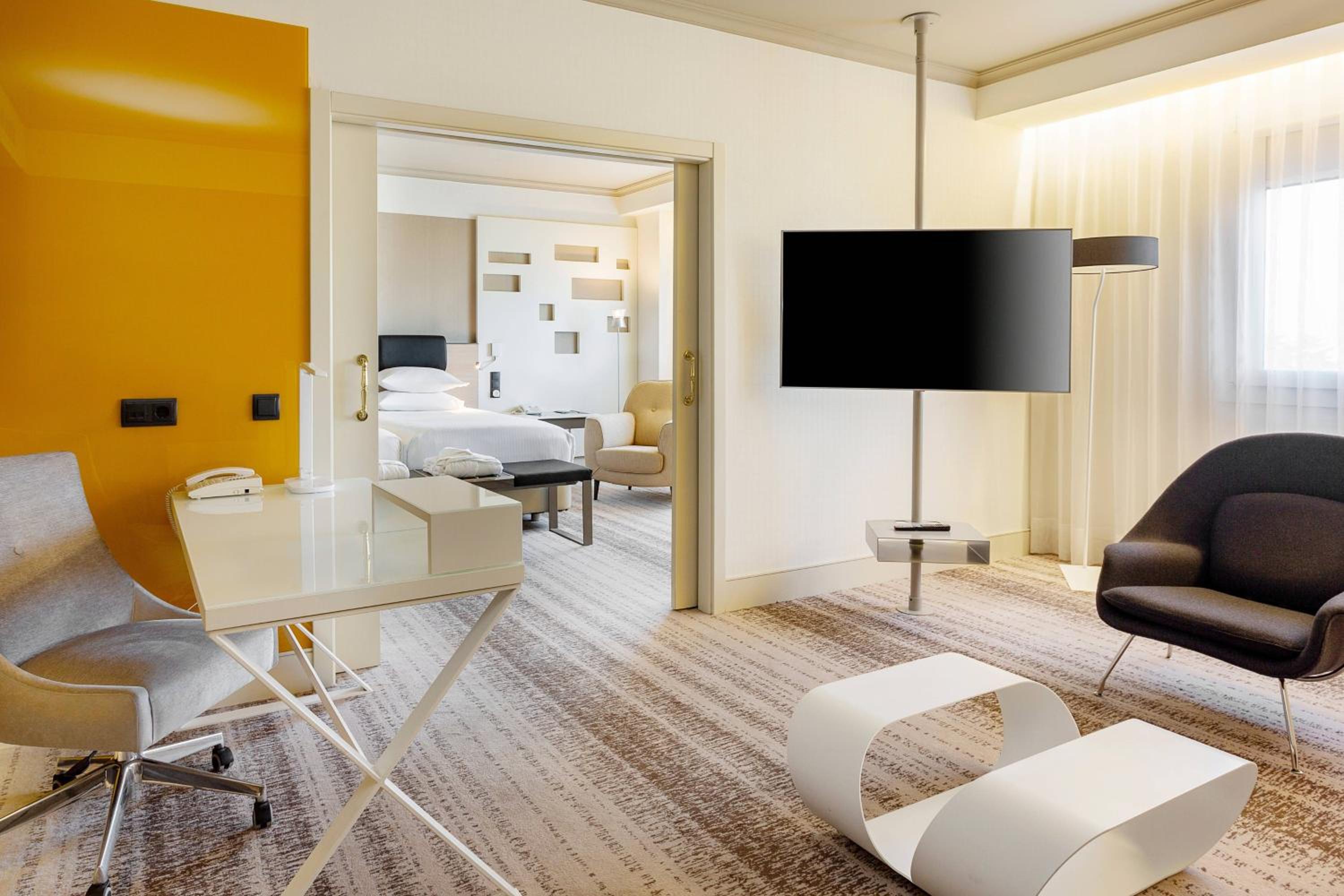 Executive Suite with Lounge Access thumbnail 6