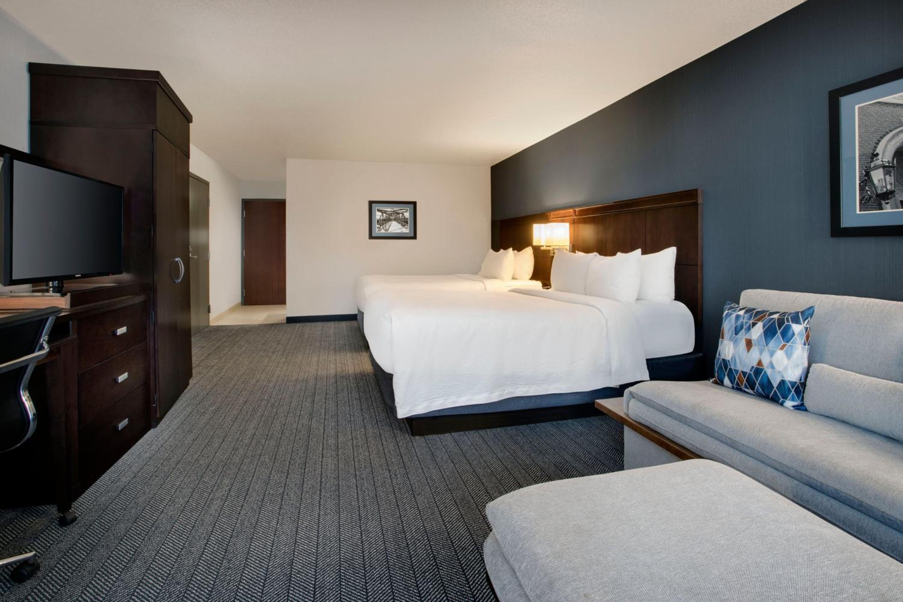 Deluxe Guest room, 2 Queen, Sofa bed, Balcony - Photo 6