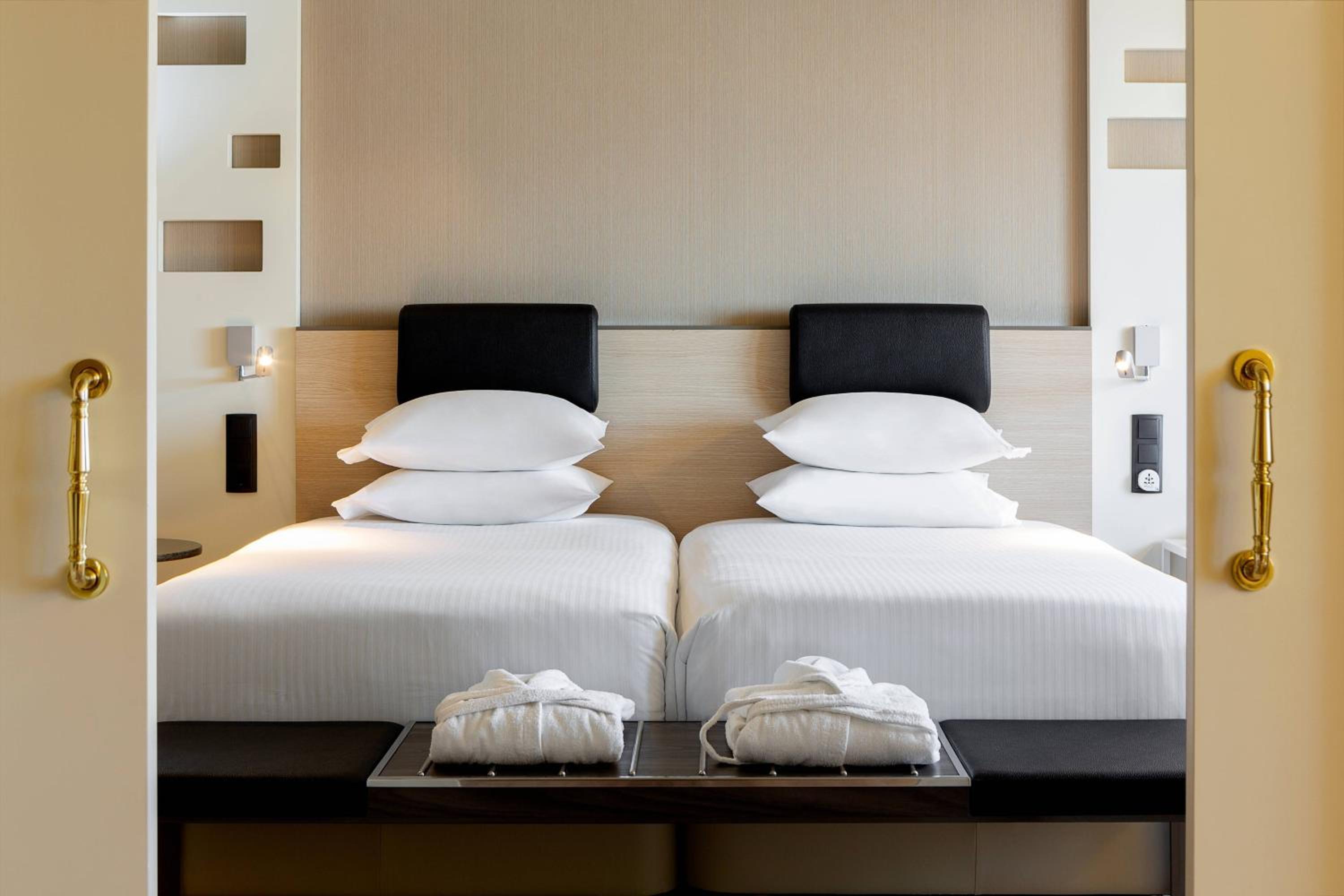 Executive Suite with Lounge Access thumbnail 5