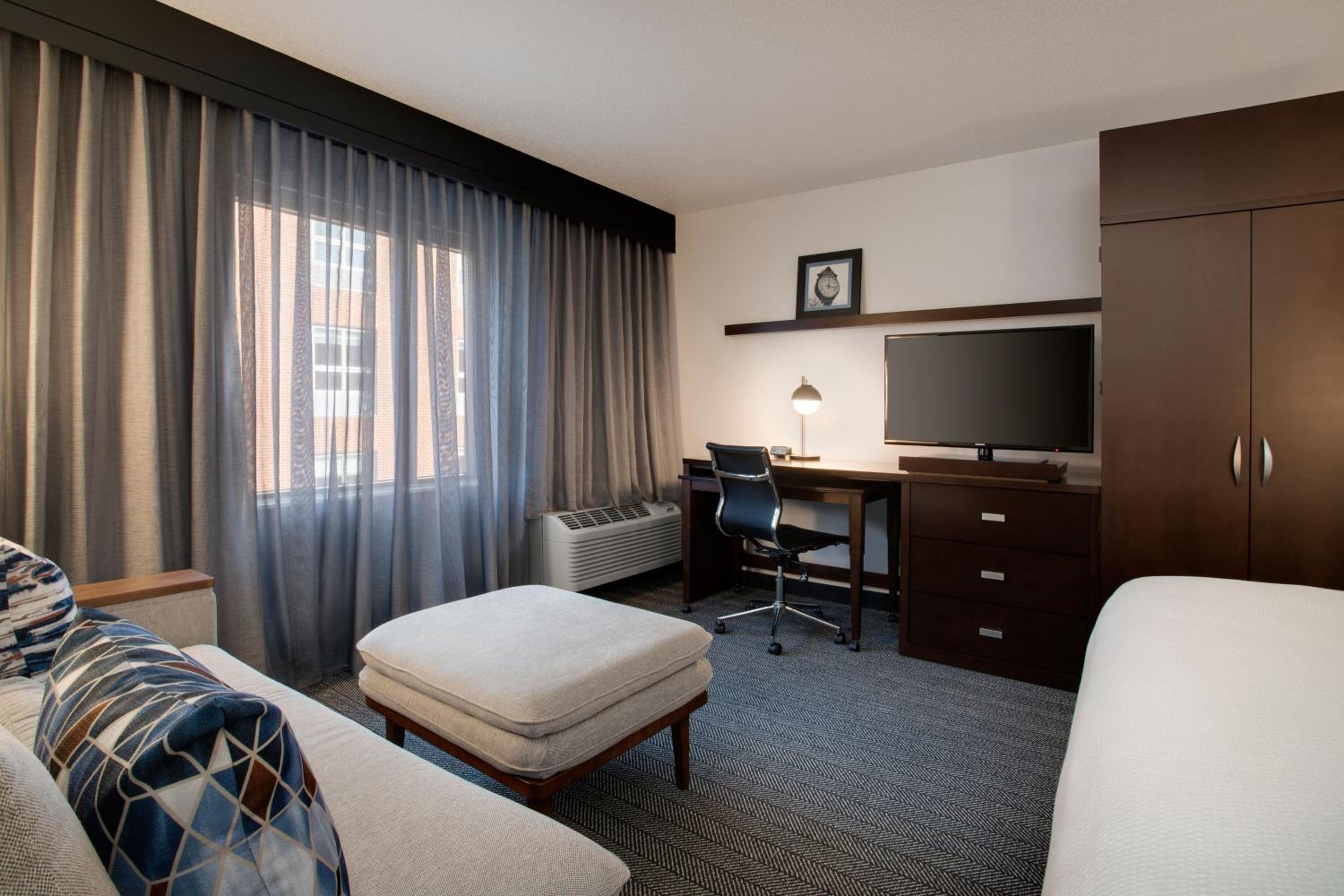 King Room with Sofa Bed - Photo 3