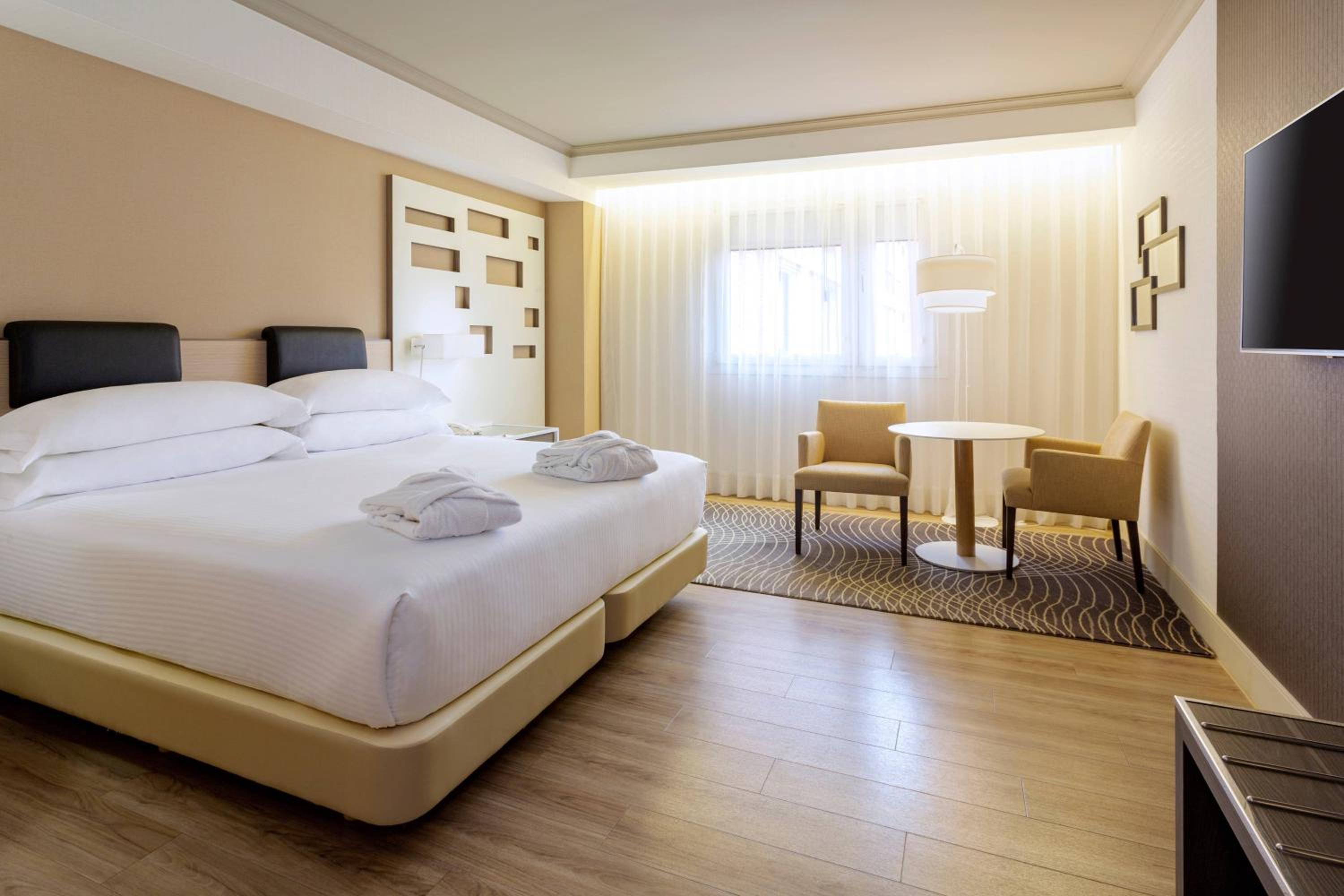 Executive King Room with Lounge Access and Parking included