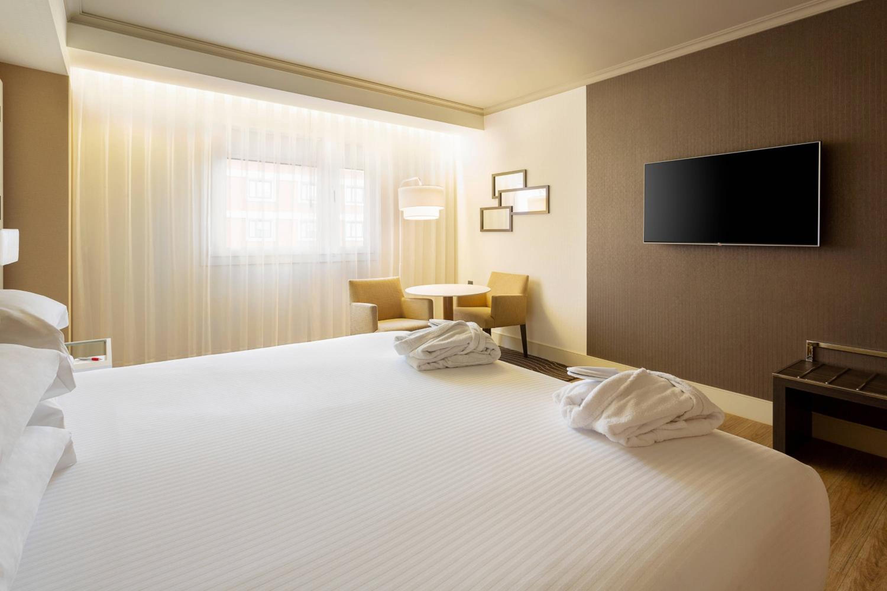 Executive King Room with Lounge Access and Parking included