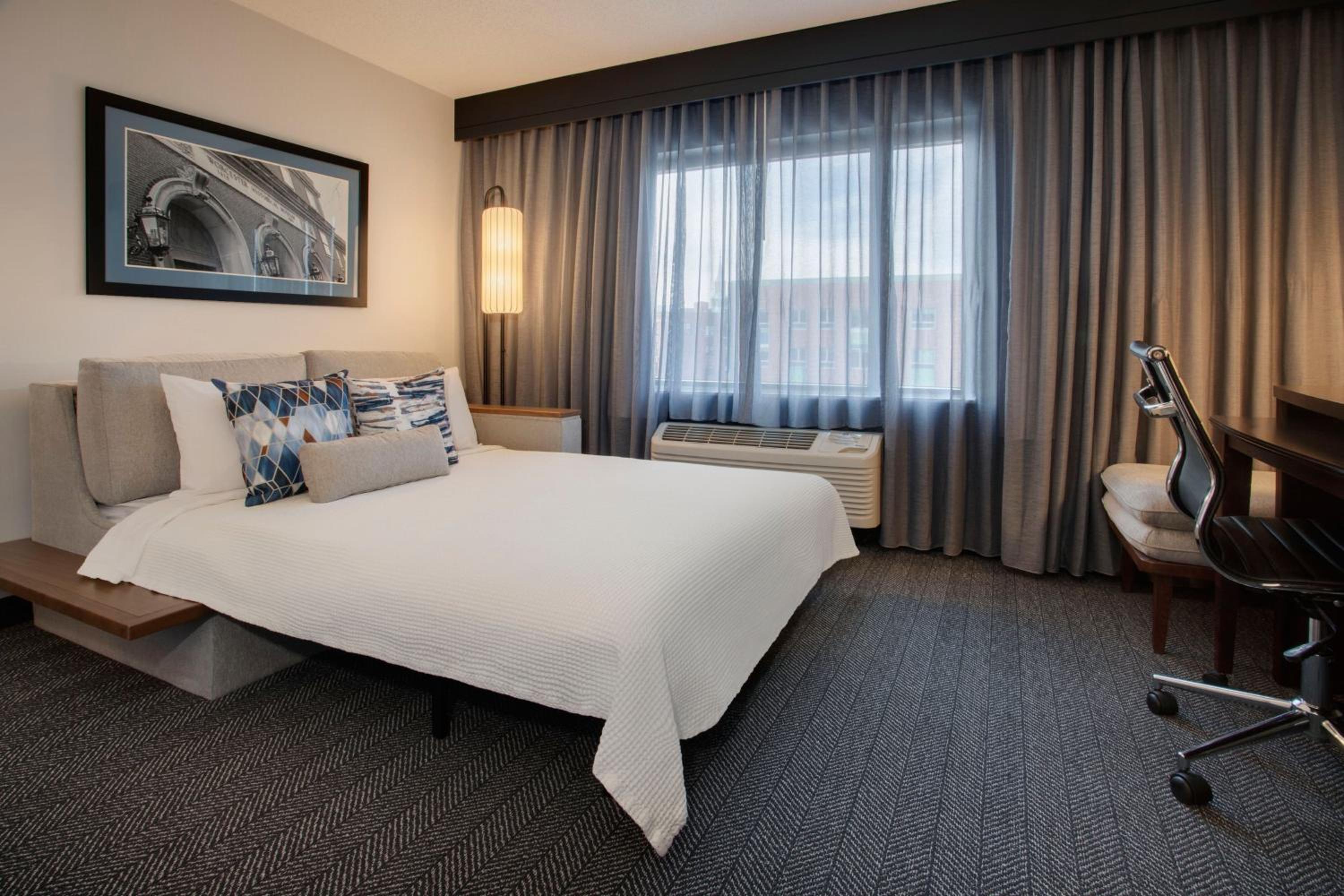 King Room with Sofa Bed - Photo 2