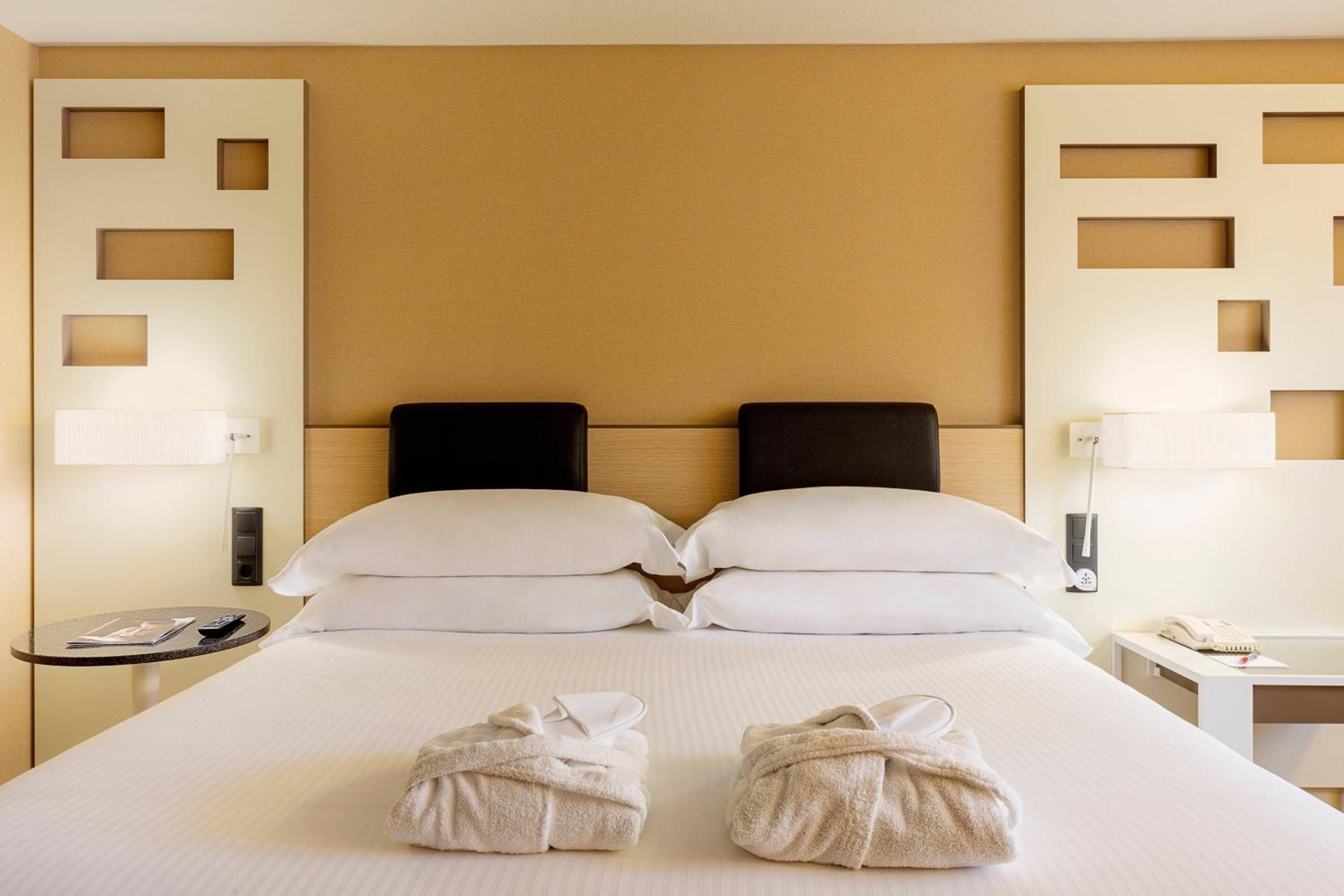 Executive King Room with Lounge Access and Parking included - Photo 8