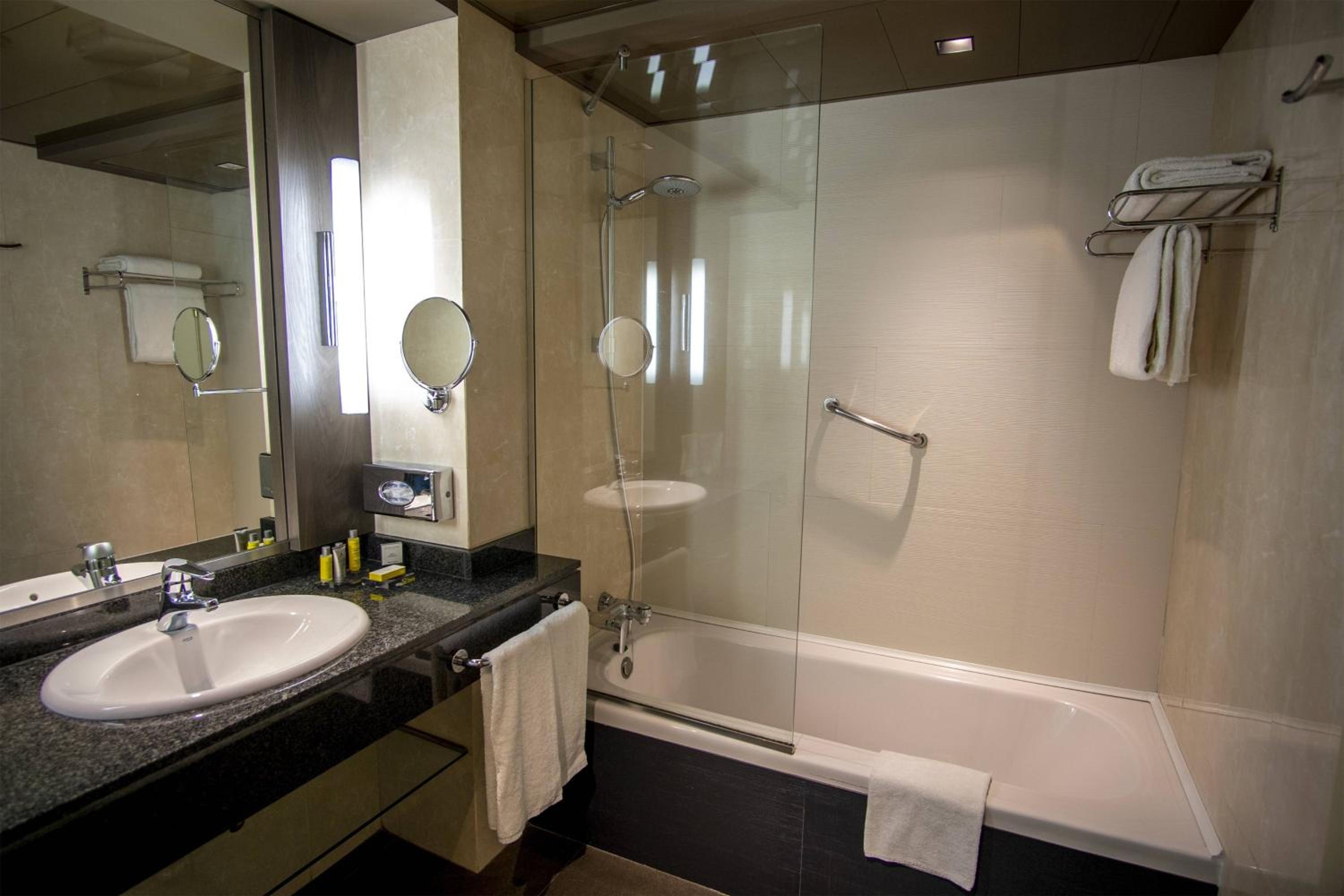 Premium Twin Room - Photo 7