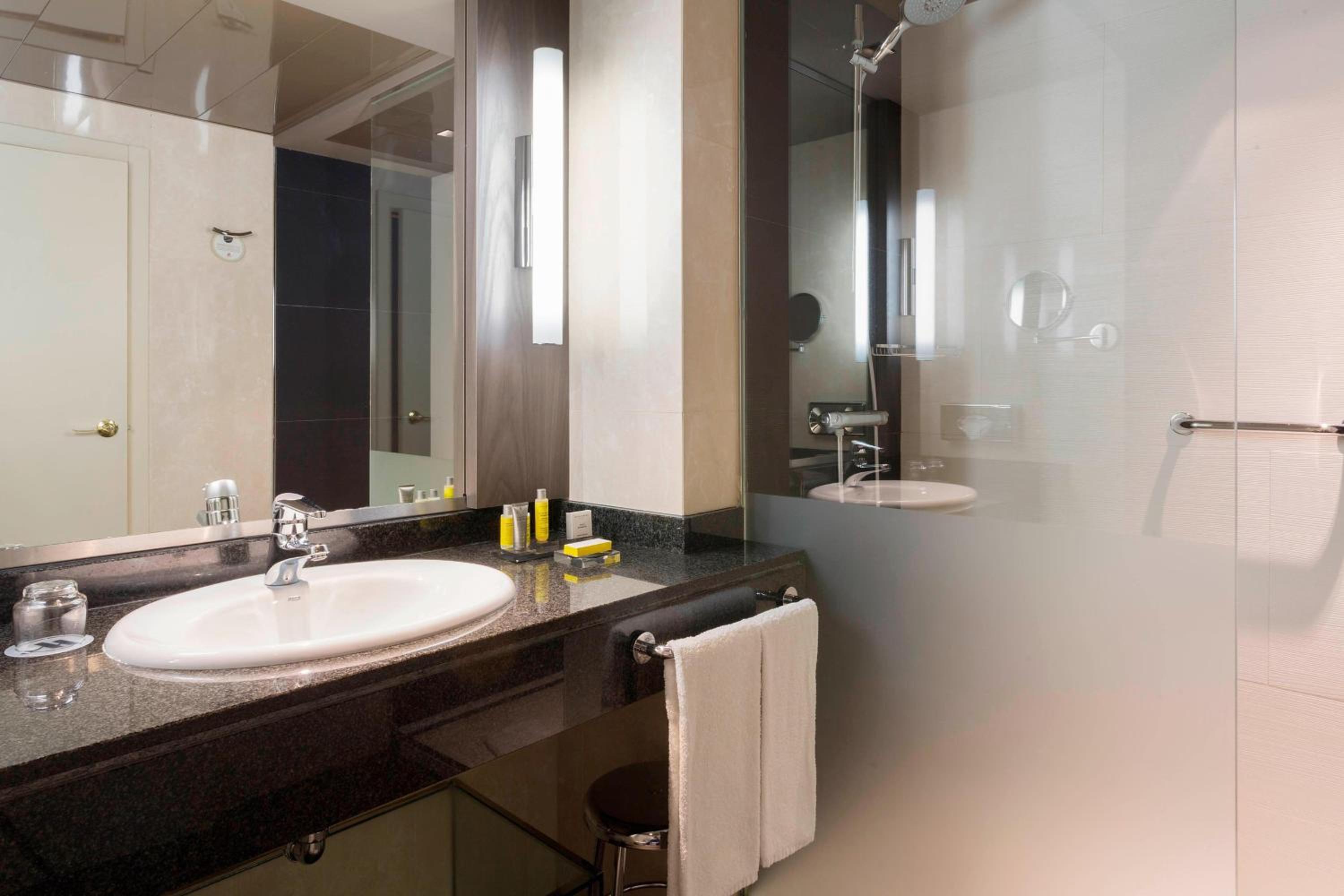 Executive Twin Room with Lounge Access and Parking included thumbnail 6