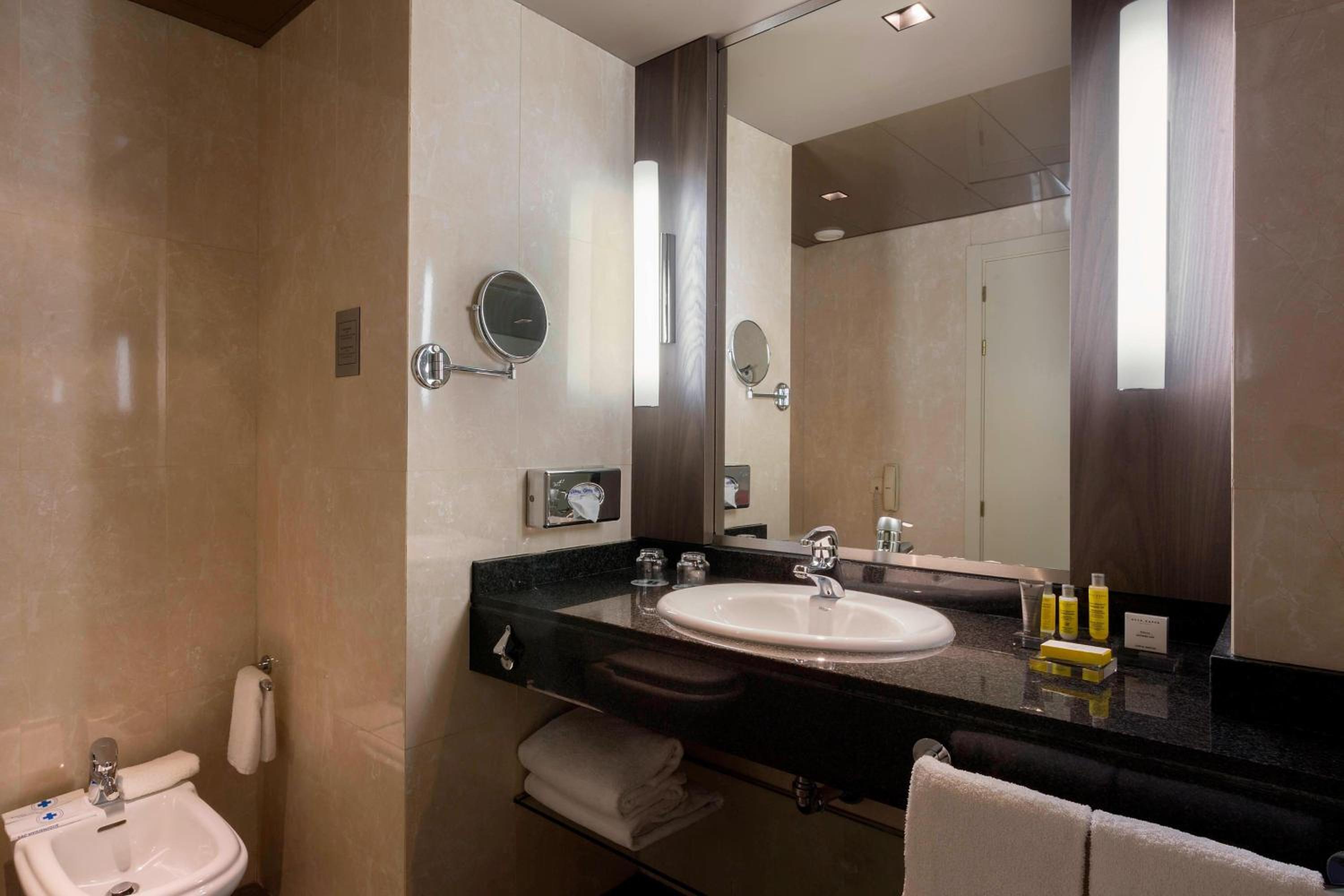 Executive Twin Room with Lounge Access and Parking included thumbnail 5