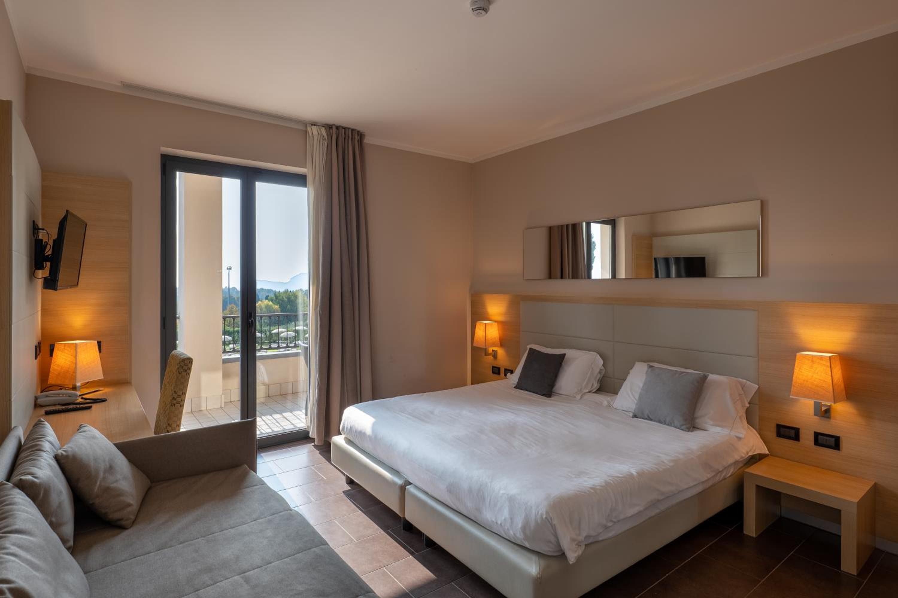 Prestige Triple Room with Lake View and Balcony