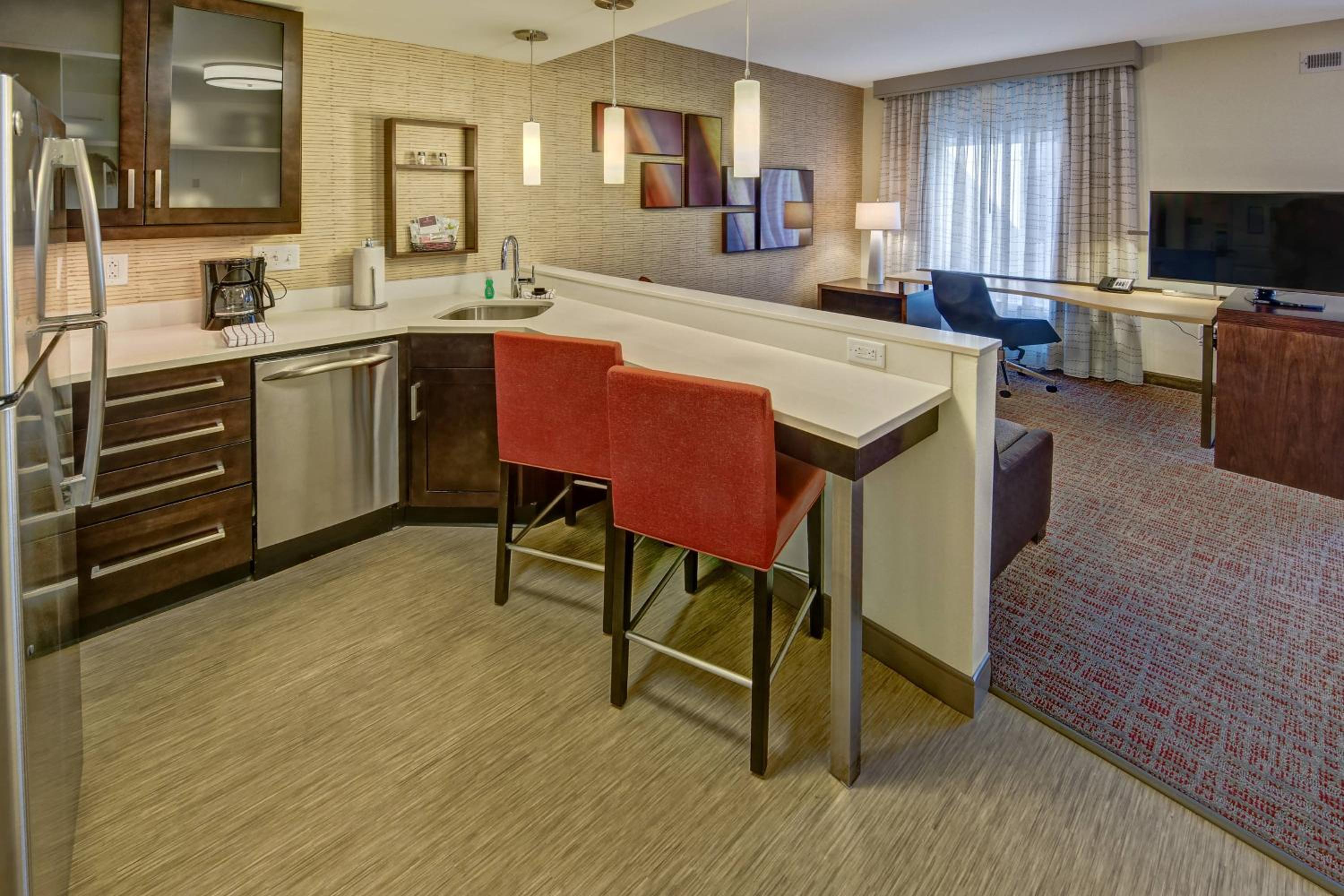 King Studio with Sofa Bed and Roll-in Shower - Mobility Accessible photo 3