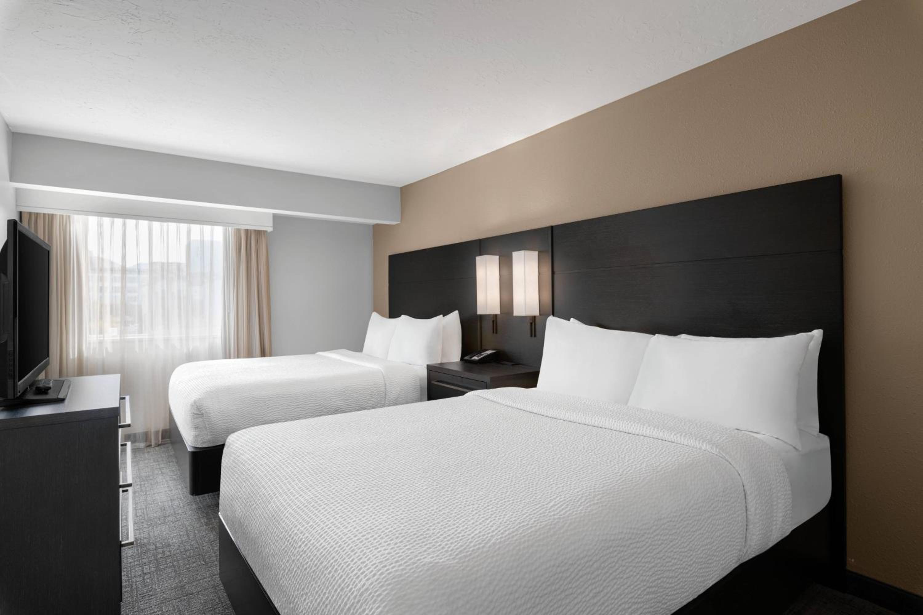1 Bedroom Larger Suite, 2 Queen, Sofa bed - Photo 1