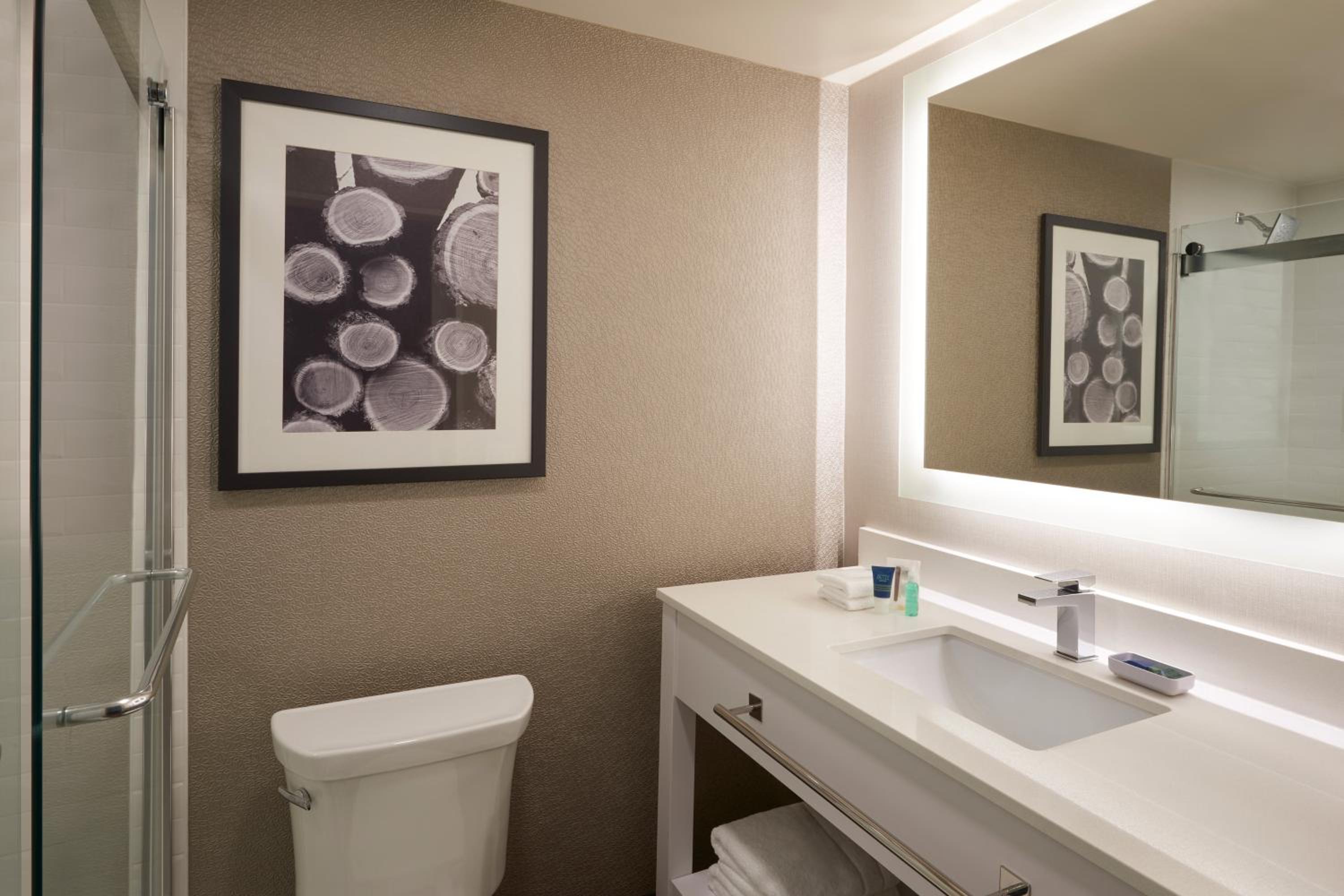 Guest Room, 1 King - Photo 2