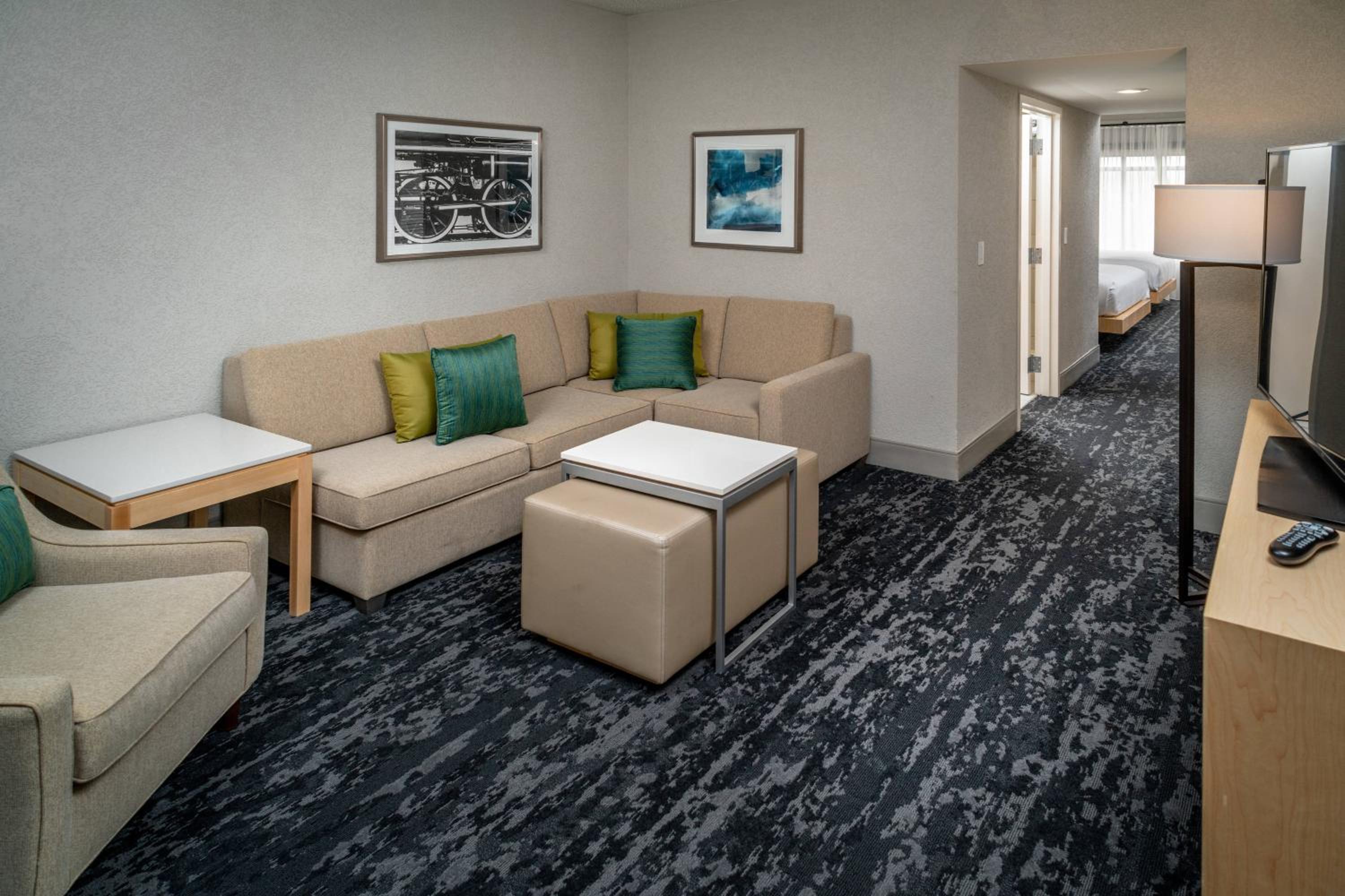 Executive Suite, 2 Queen, Sofa bed - Photo 3
