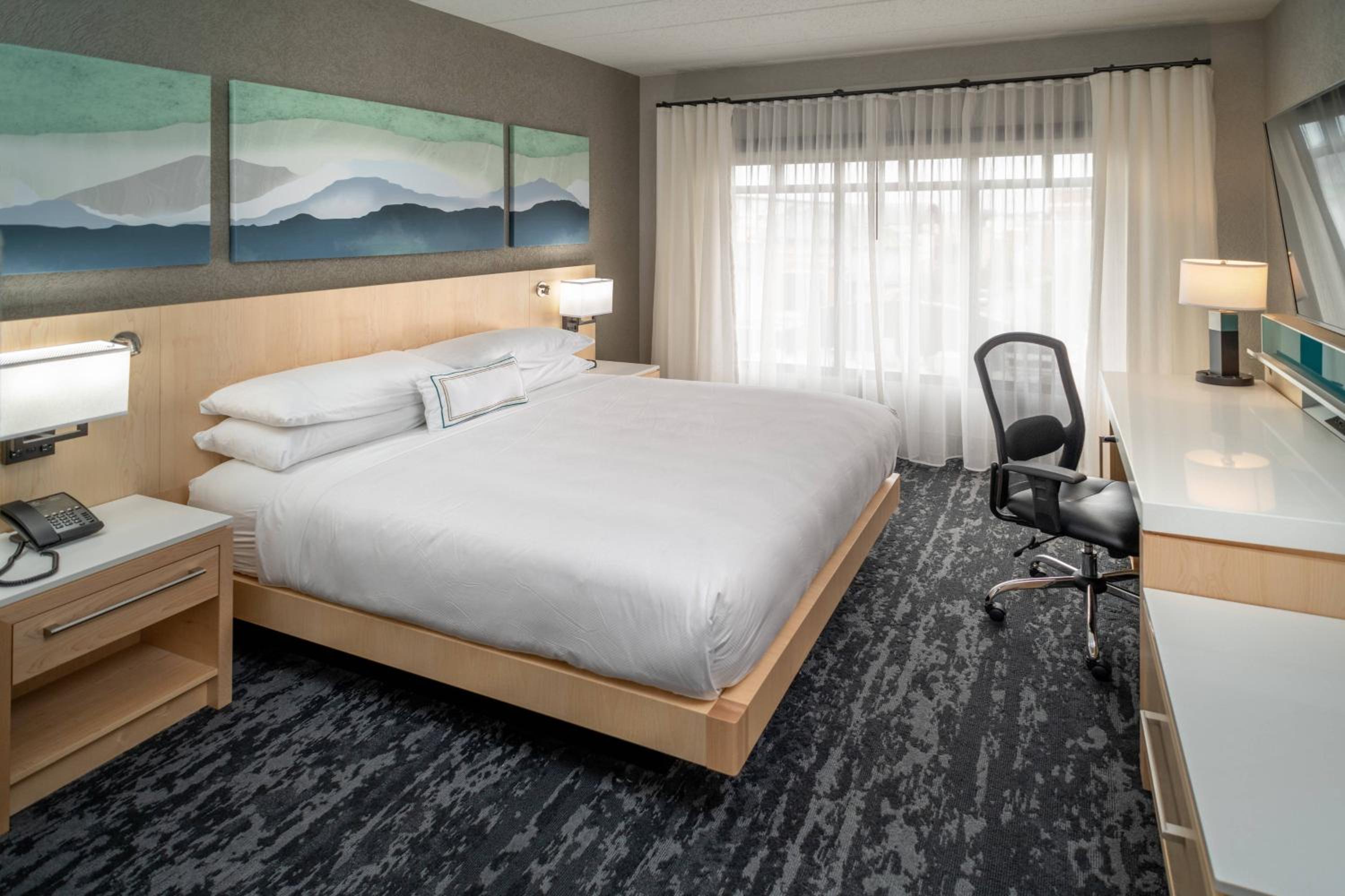 Executive Suite, 1 King, Sofa bed - Photo 2