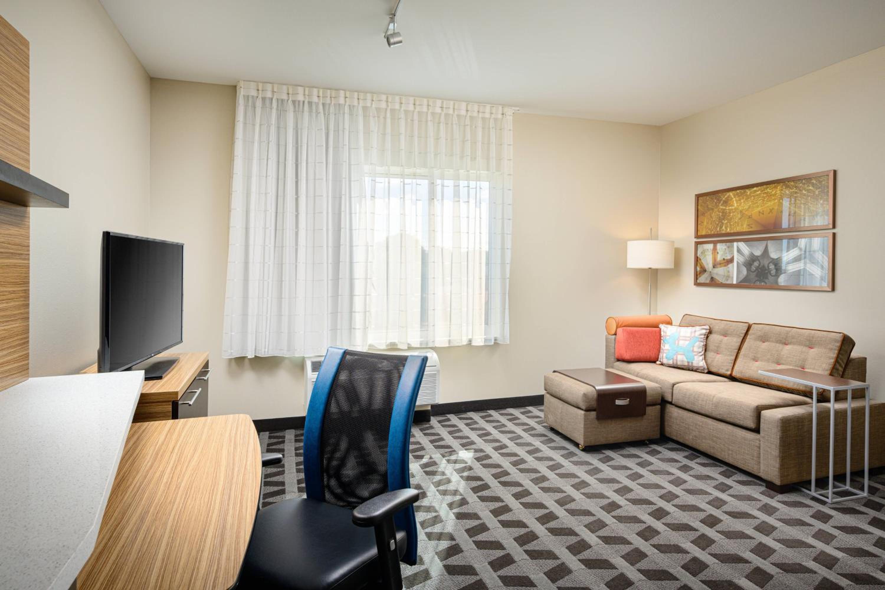 1 Bedroom Suite, 1 Queen, Sofa bed - Photo 1