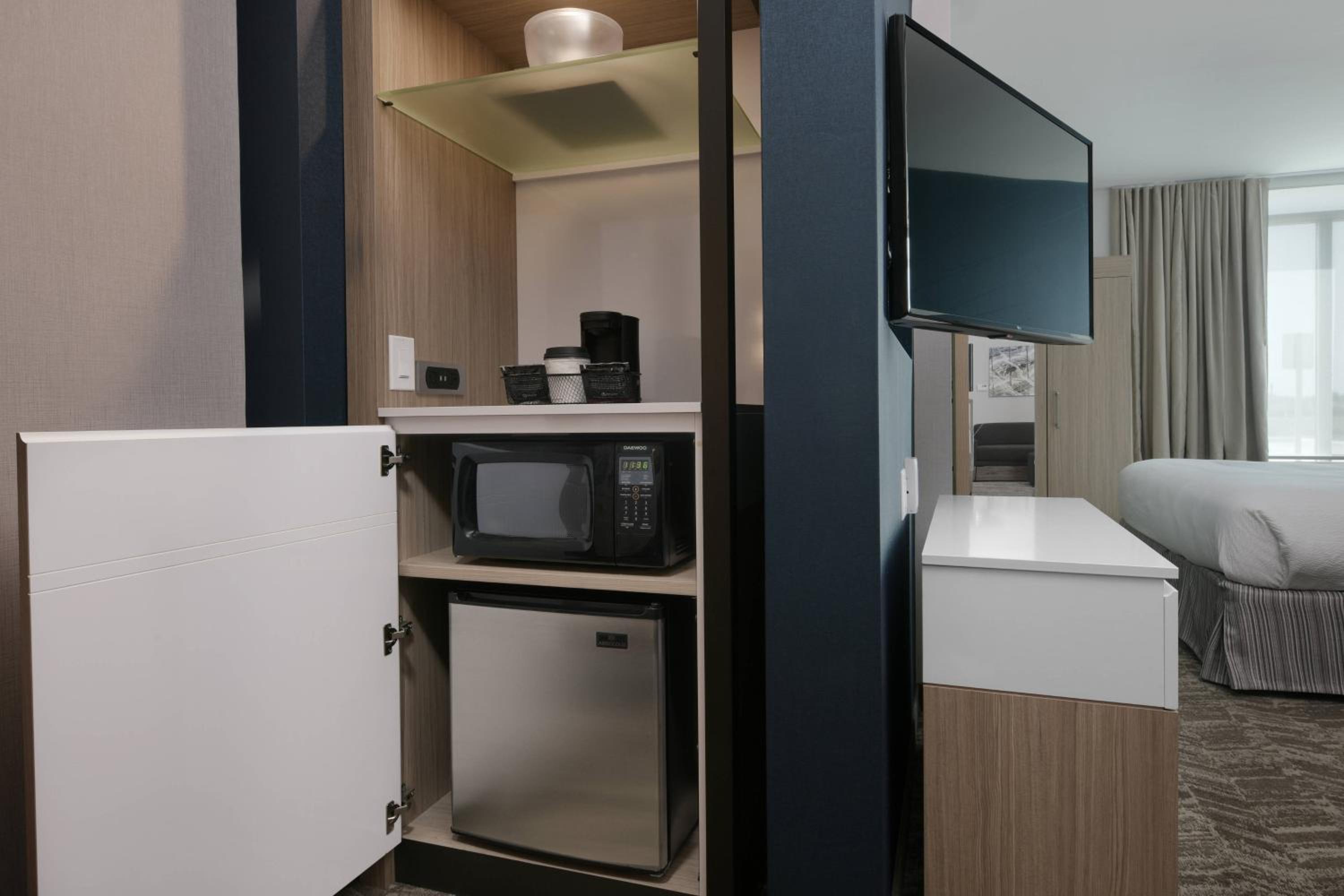Suite with Two Queen Beds and Adapted Tub - Mobility Accessible - Photo 2
