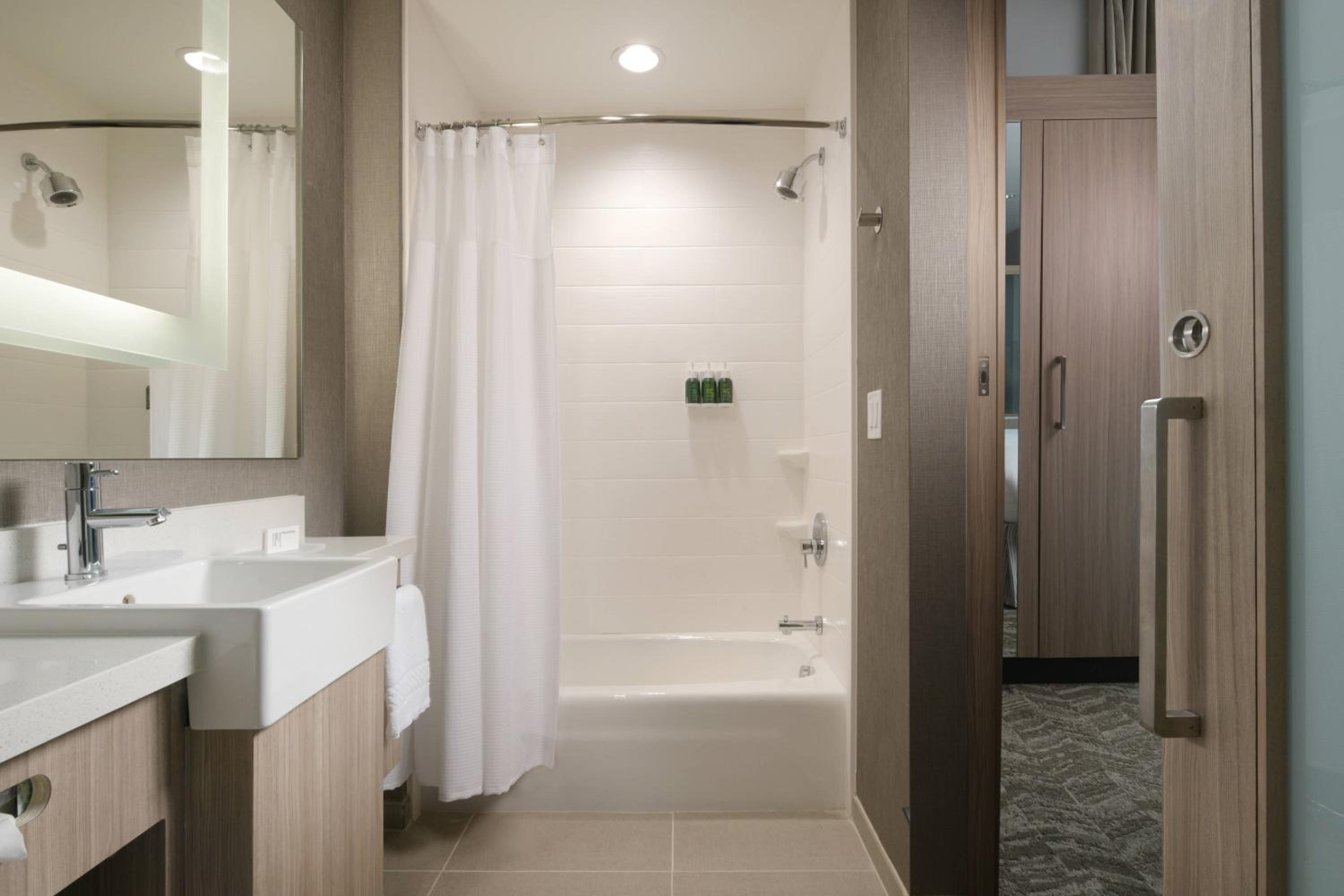 Suite with Two Queen Beds and Adapted Tub - Mobility Accessible - Photo 5