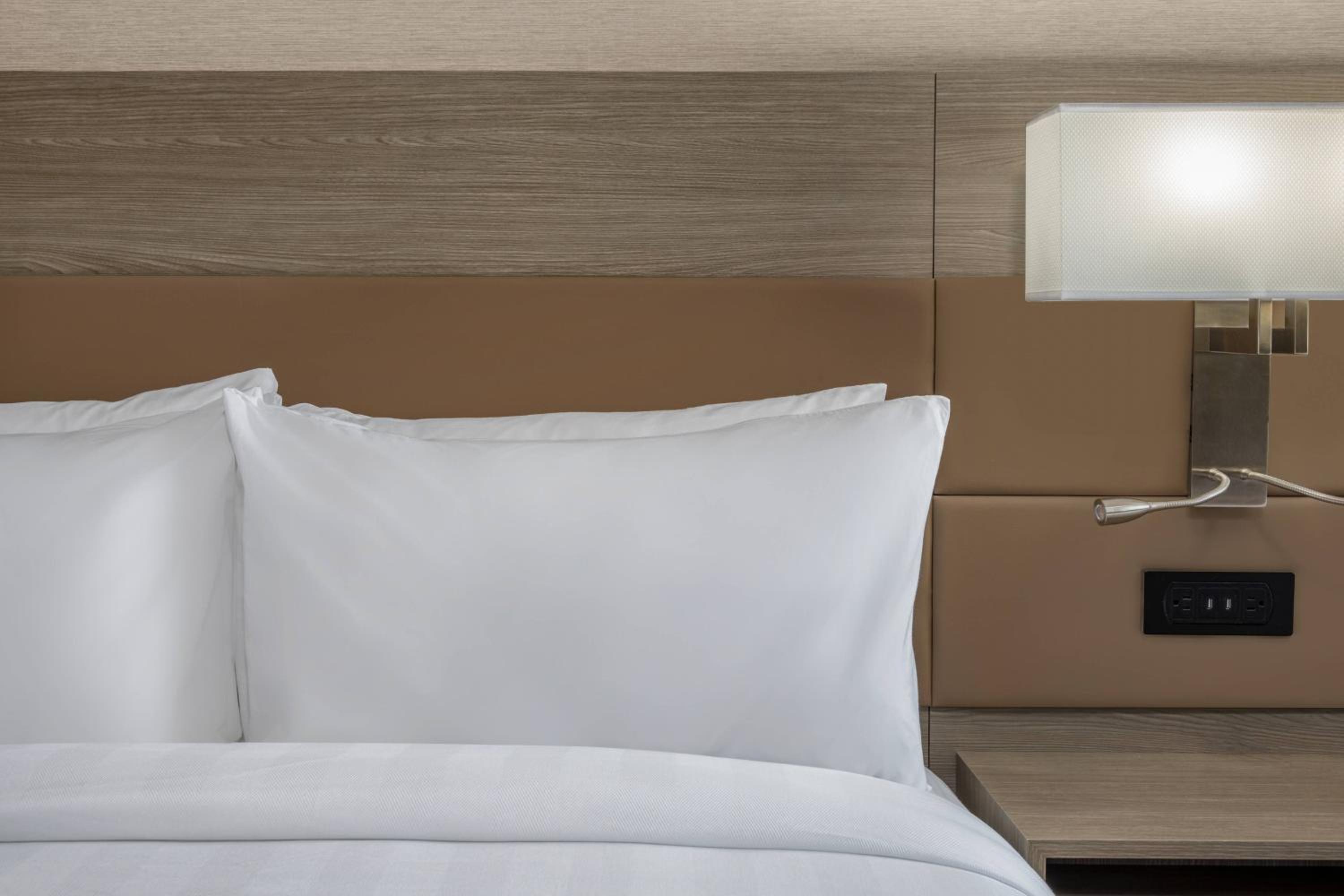 King Room with Sofa Bed - Photo 3