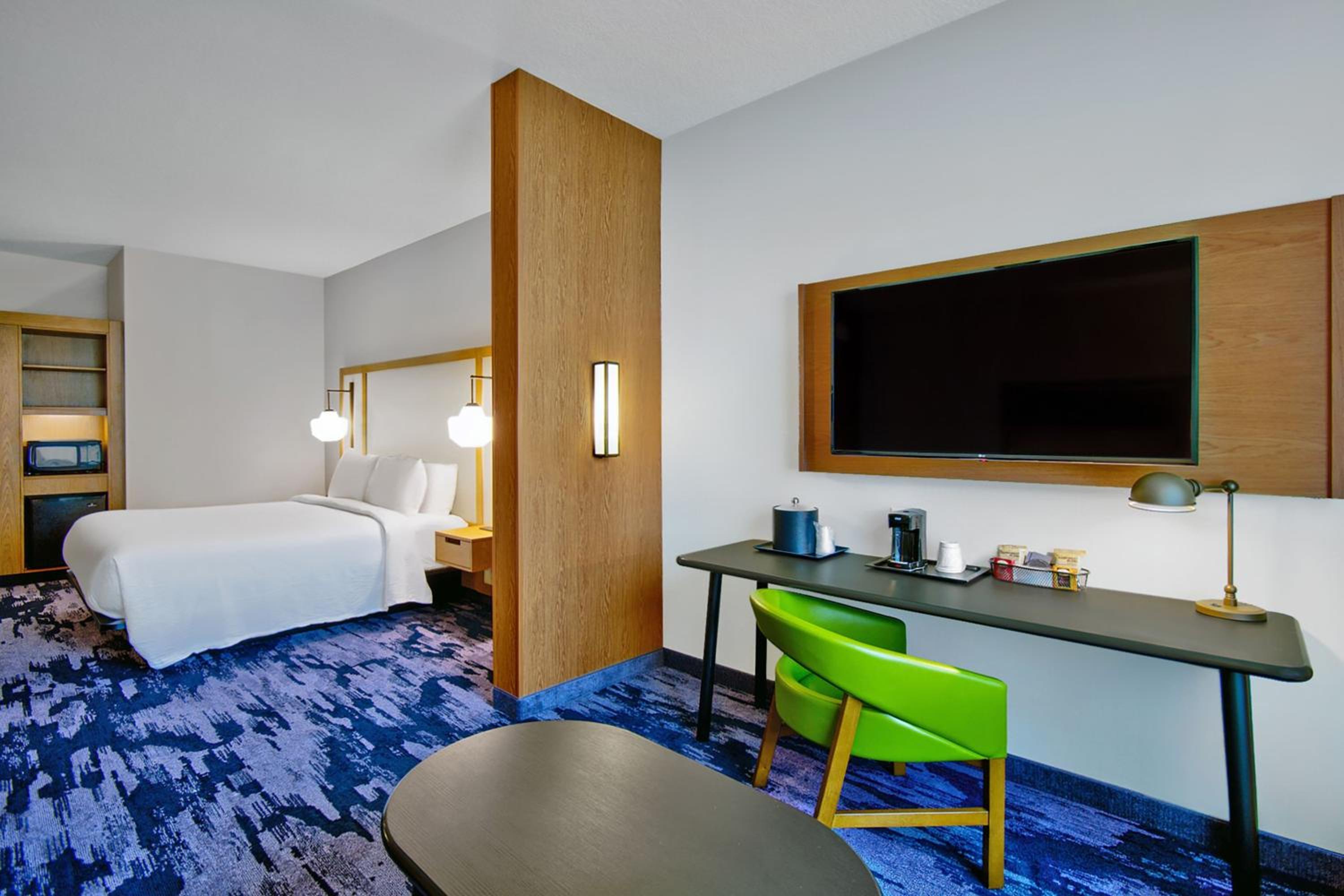 King, Suite with 1 King, Sofa bed thumbnail 6
