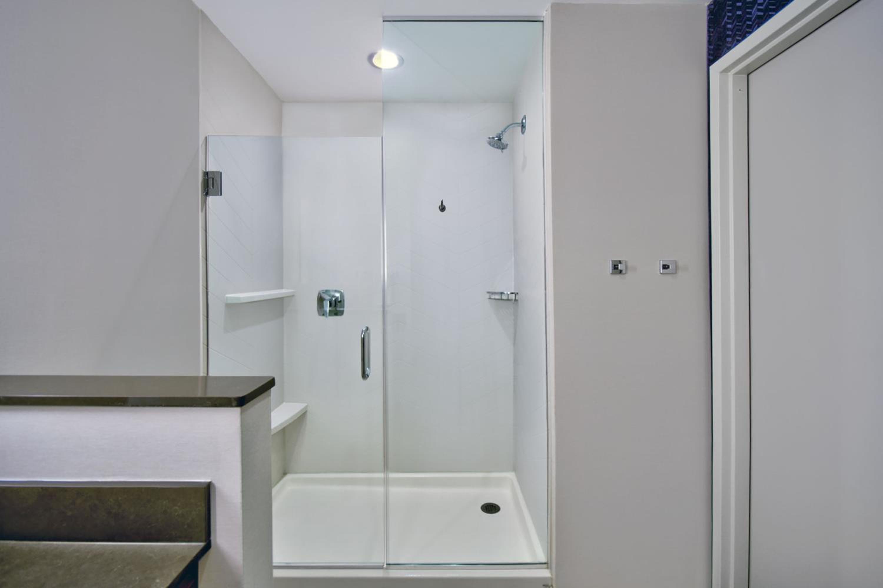 Larger Corner Guest room with 2 Queen