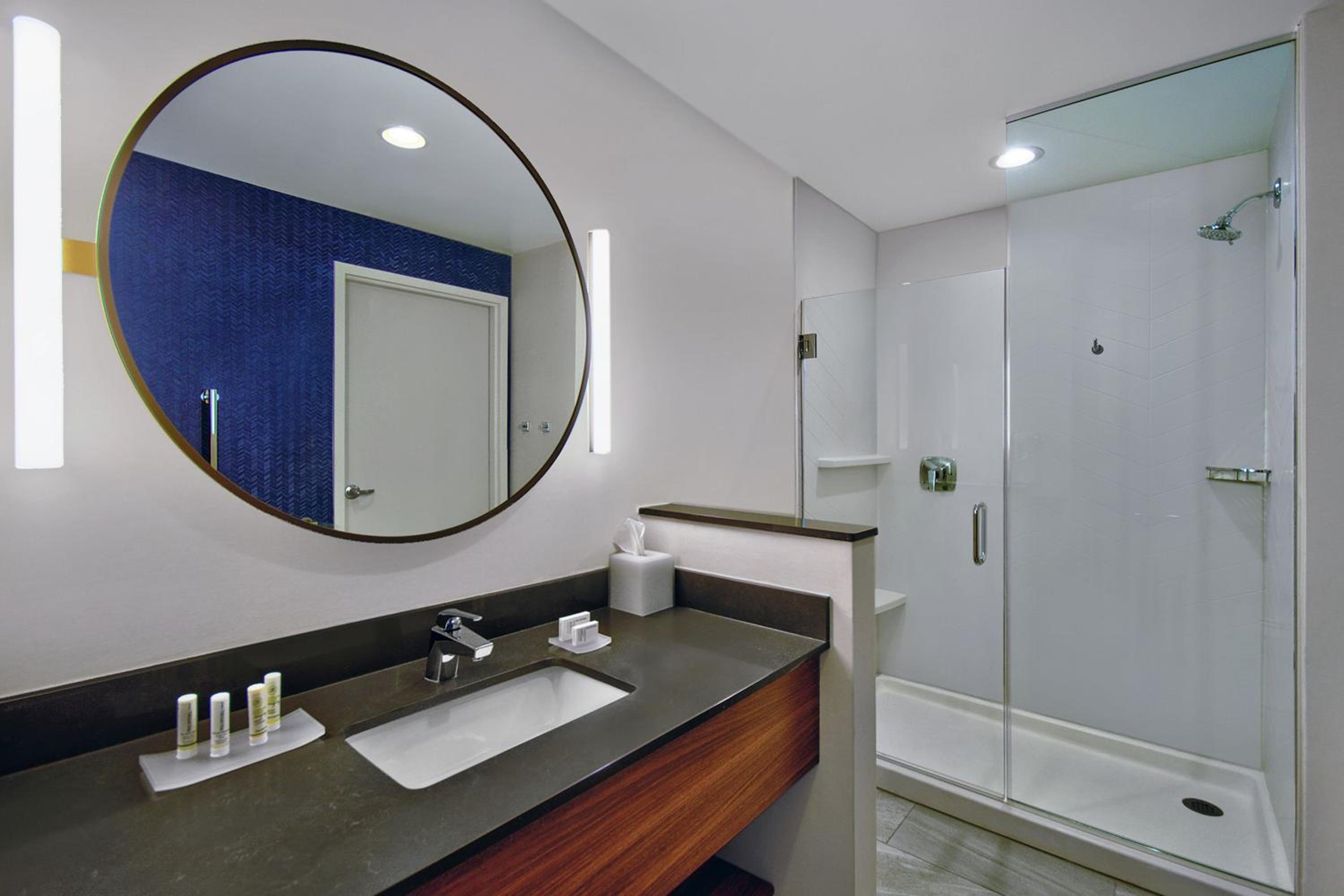 King Room with Adapted Tub - Mobility Accessible thumbnail 5