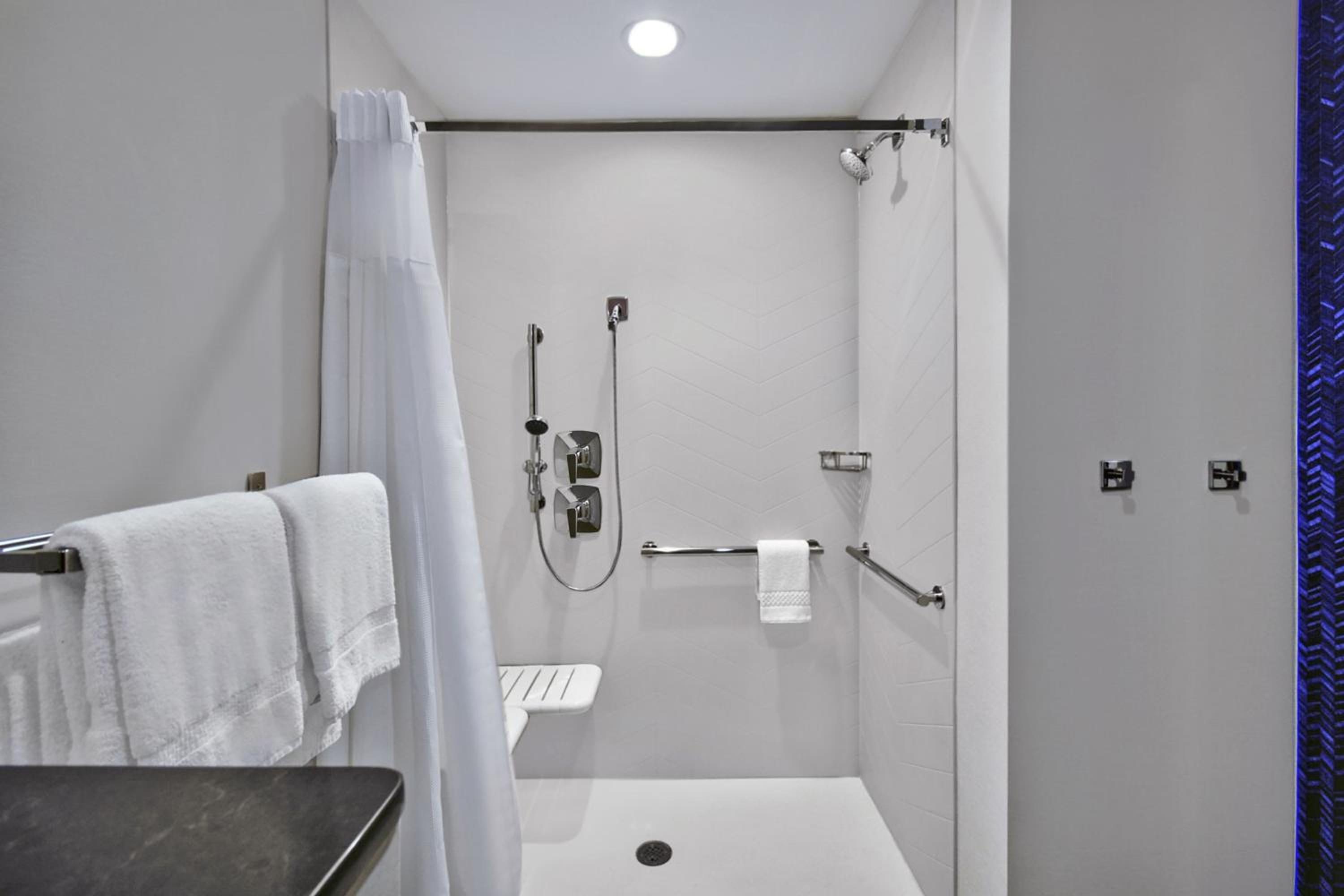 Queen Suite with Sofa Bed and Adapted Tub - Mobility Accessible