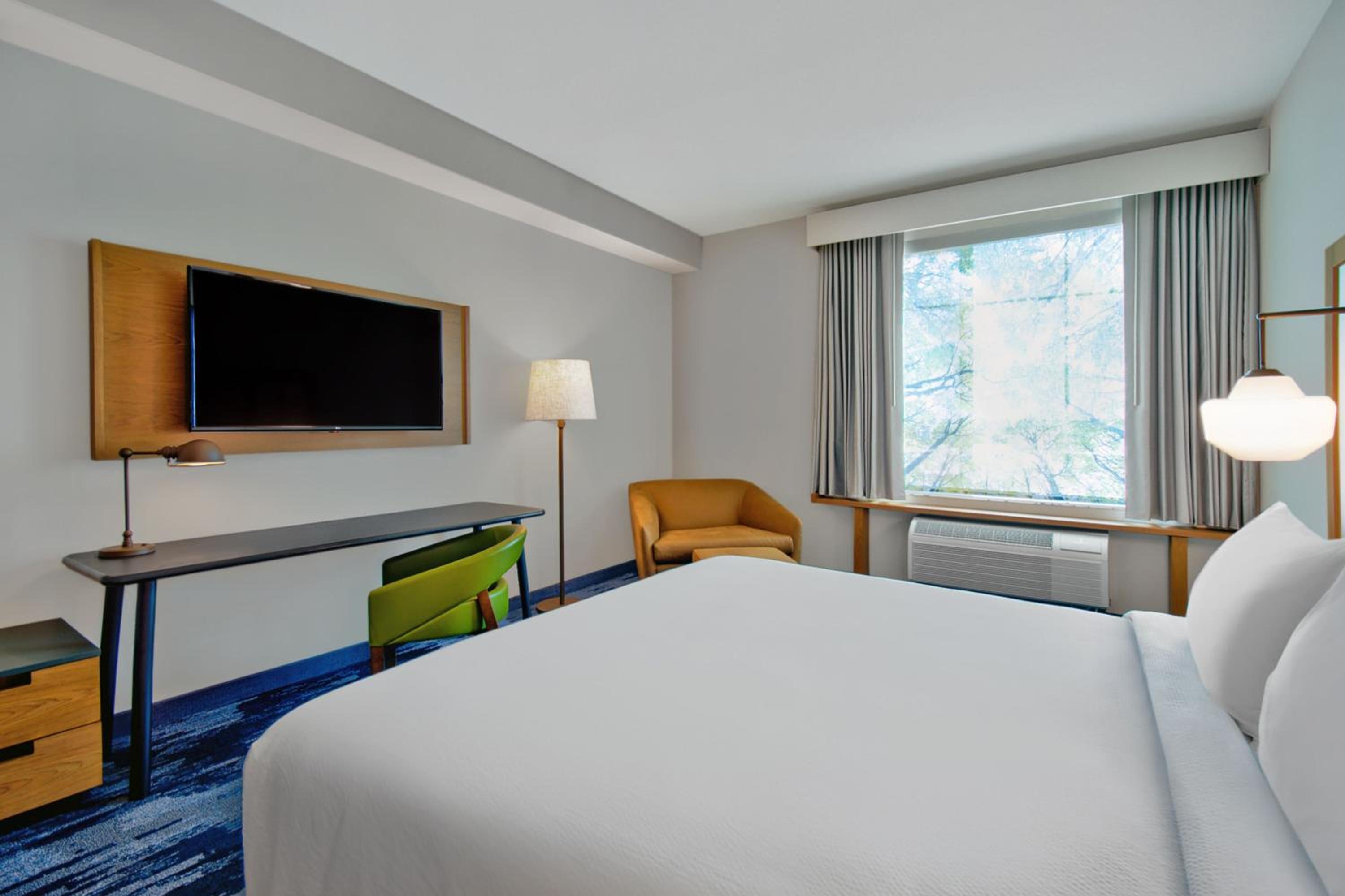 King Room with Adapted Tub - Mobility Accessible thumbnail 6