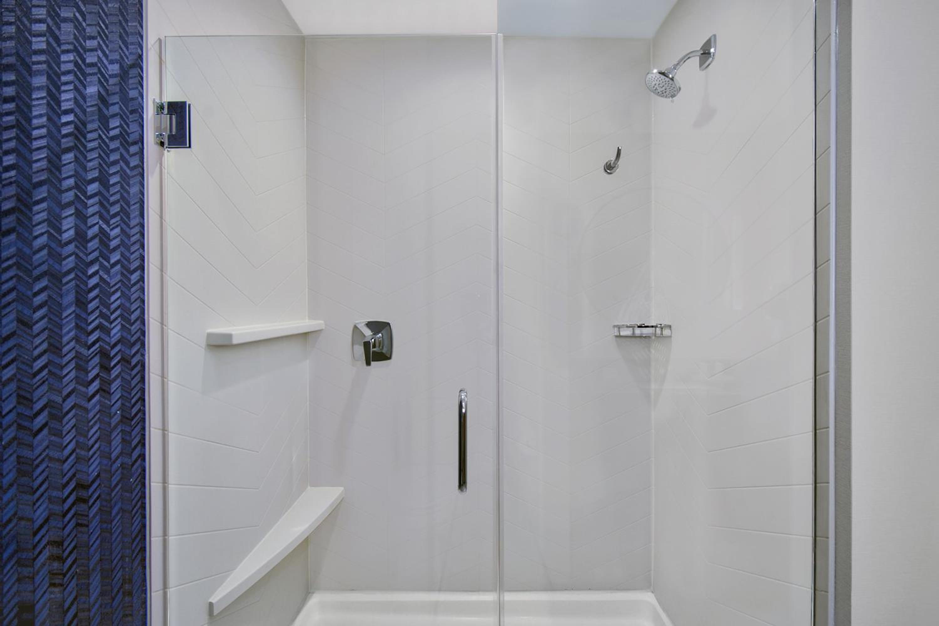 Queen Suite with Sofa Bed and Adapted Tub - Mobility Accessible
