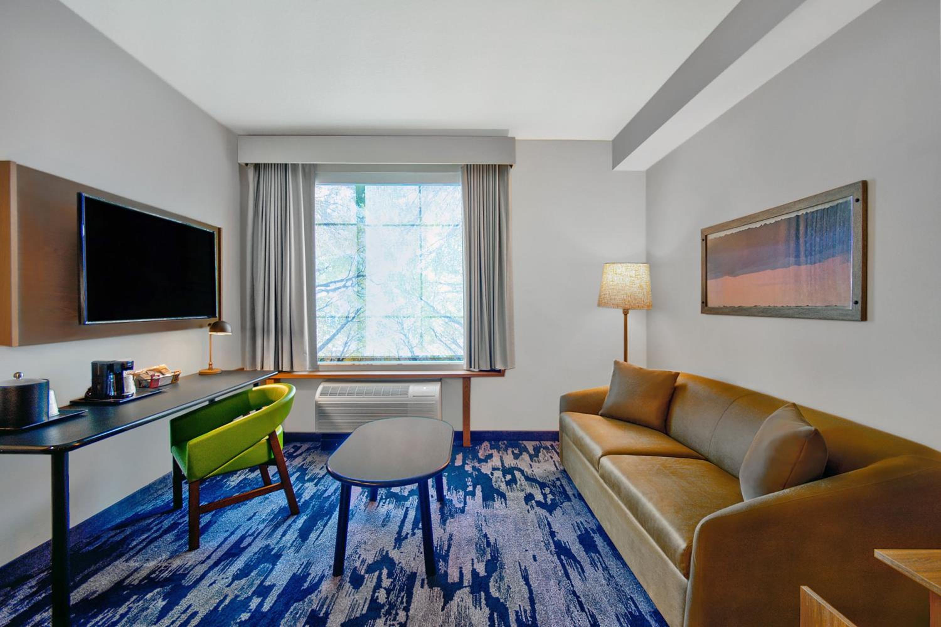 Queen Suite with Sofa Bed and Adapted Tub - Mobility Accessible
