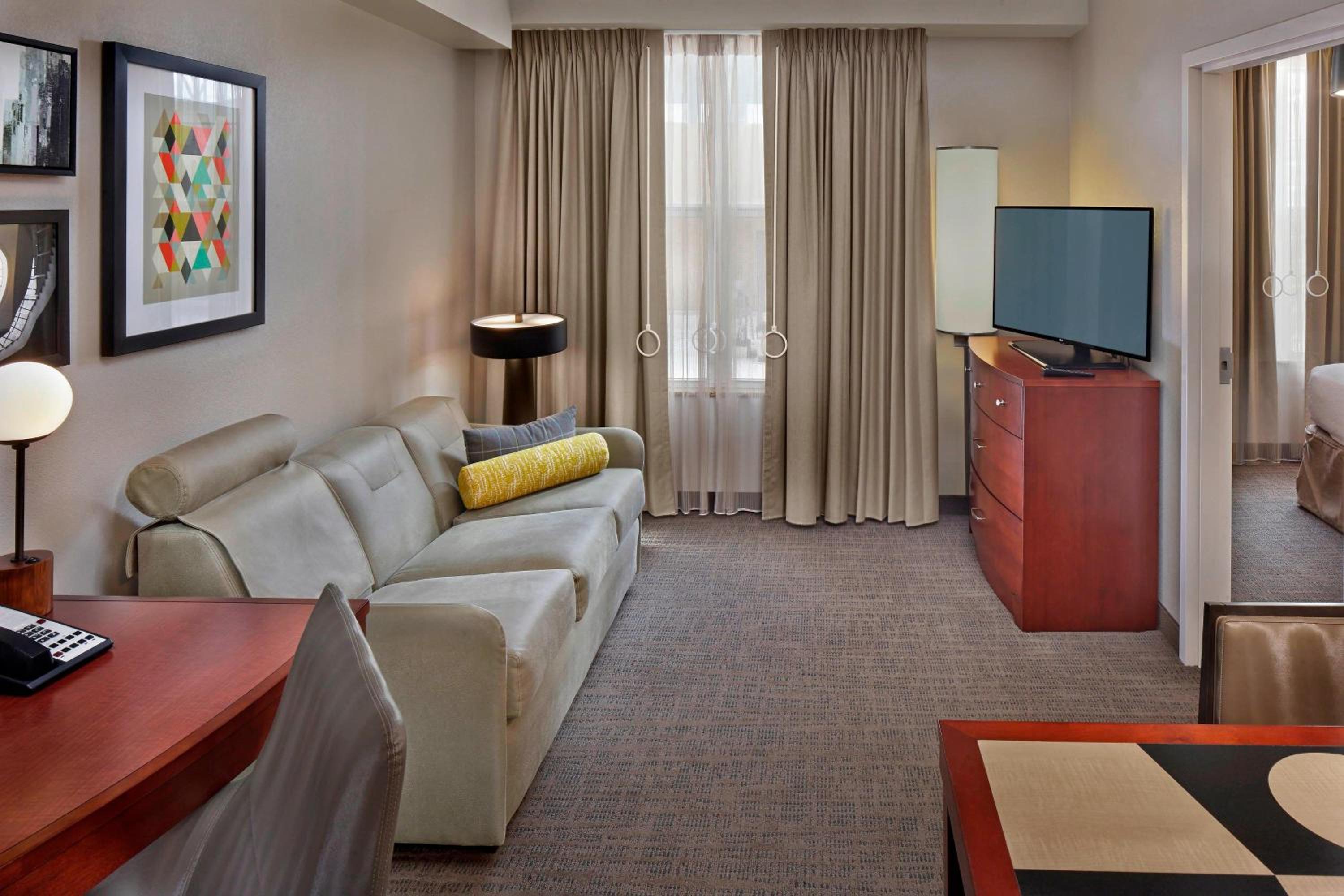 One-Bedroom Suite - Photo 4