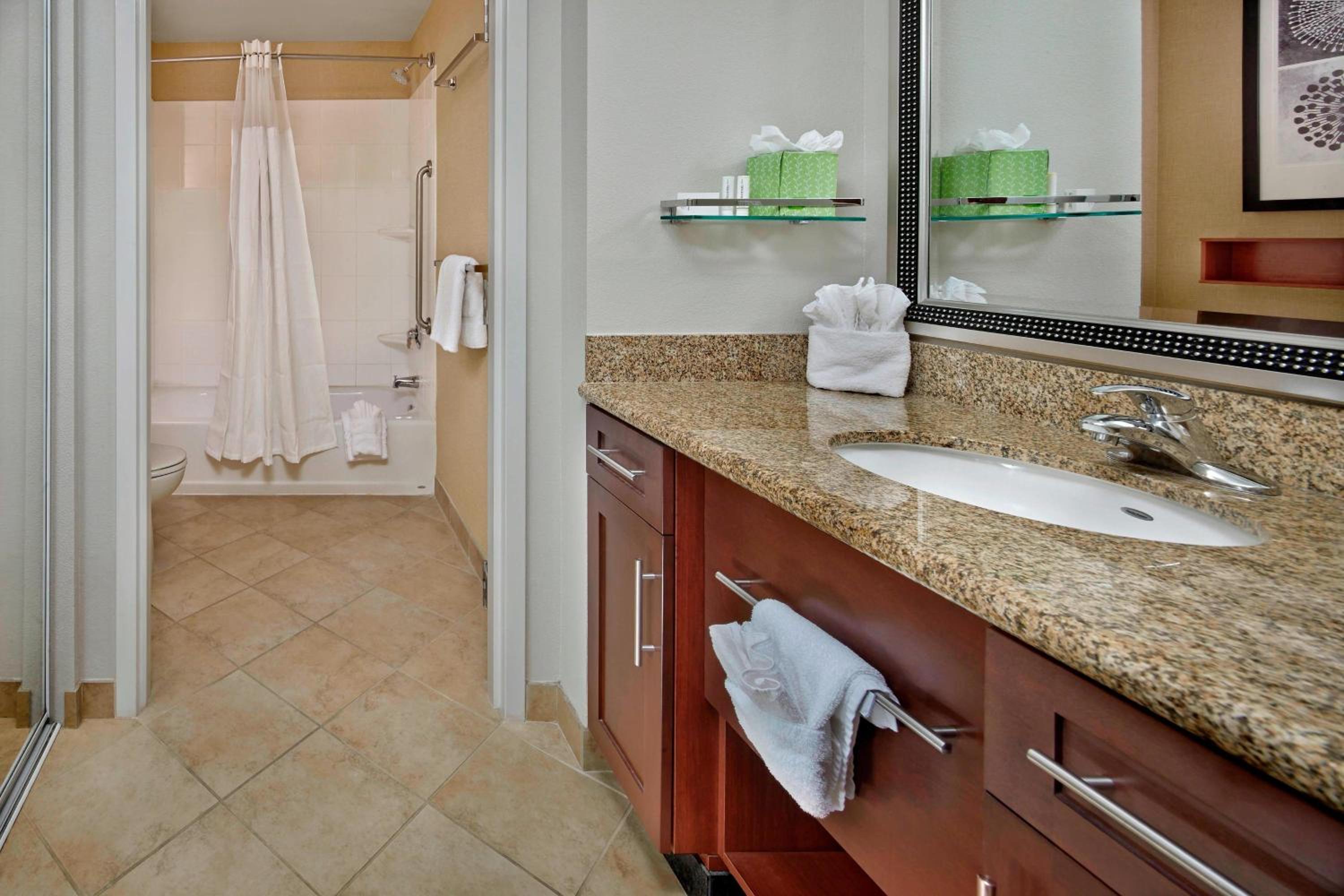 One-Bedroom Suite - Photo 2