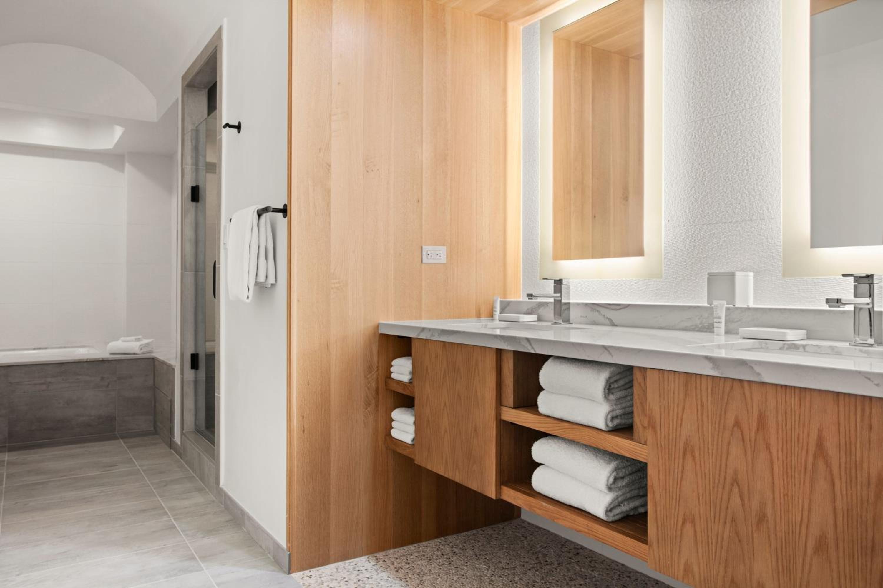King Room with Marina View - Concierge Level thumbnail 6