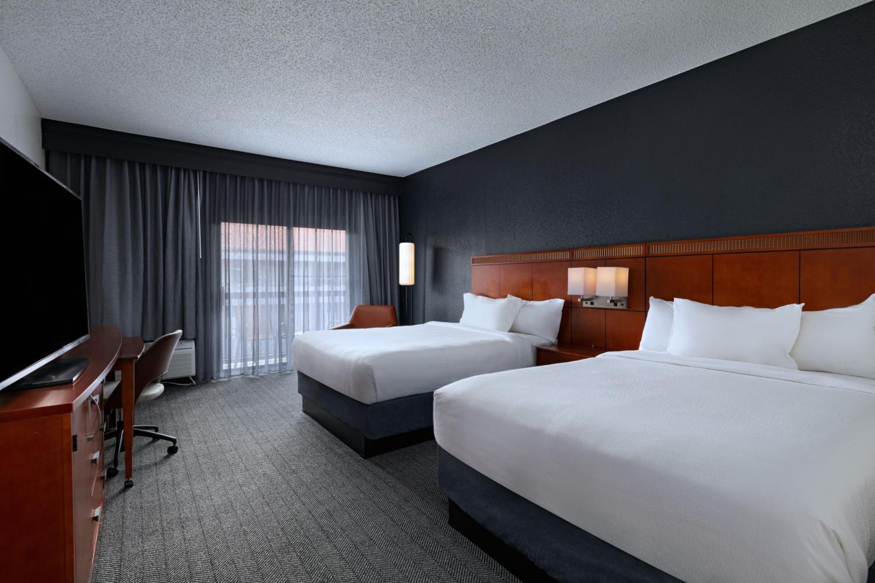 Queen Room with Two Queen Beds and Courtyard View - Photo 2